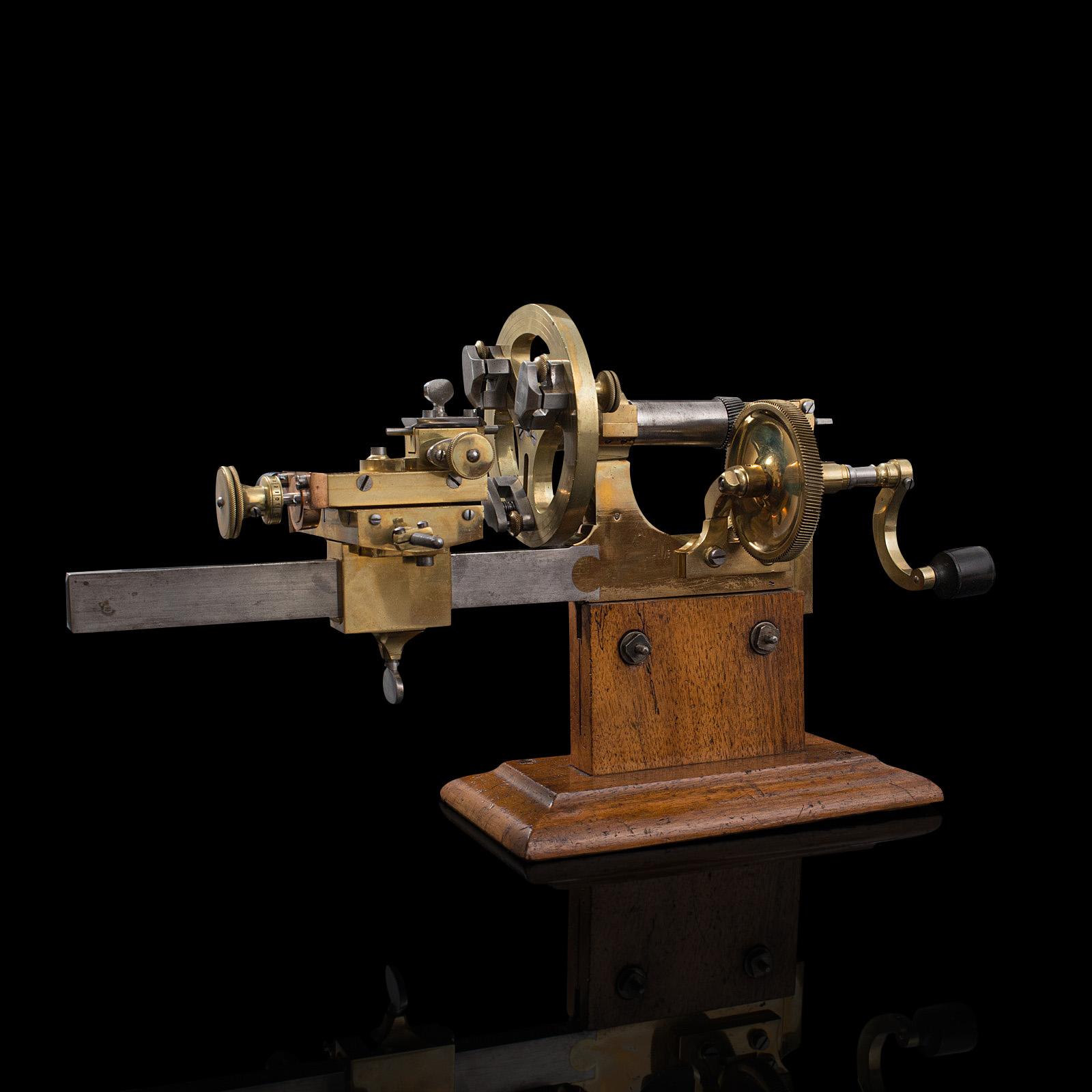 Dies ist eine fantastische antike Uhrmacher-Drehbank. Schweizer Präzisionsinstrument aus Messing, Kupfer und rostfreiem Stahl, datiert auf das späte 19. Jahrhundert, um 1900.

Eine exquisite und seltene antike Drehbank mit hochwertigem Zubehör und