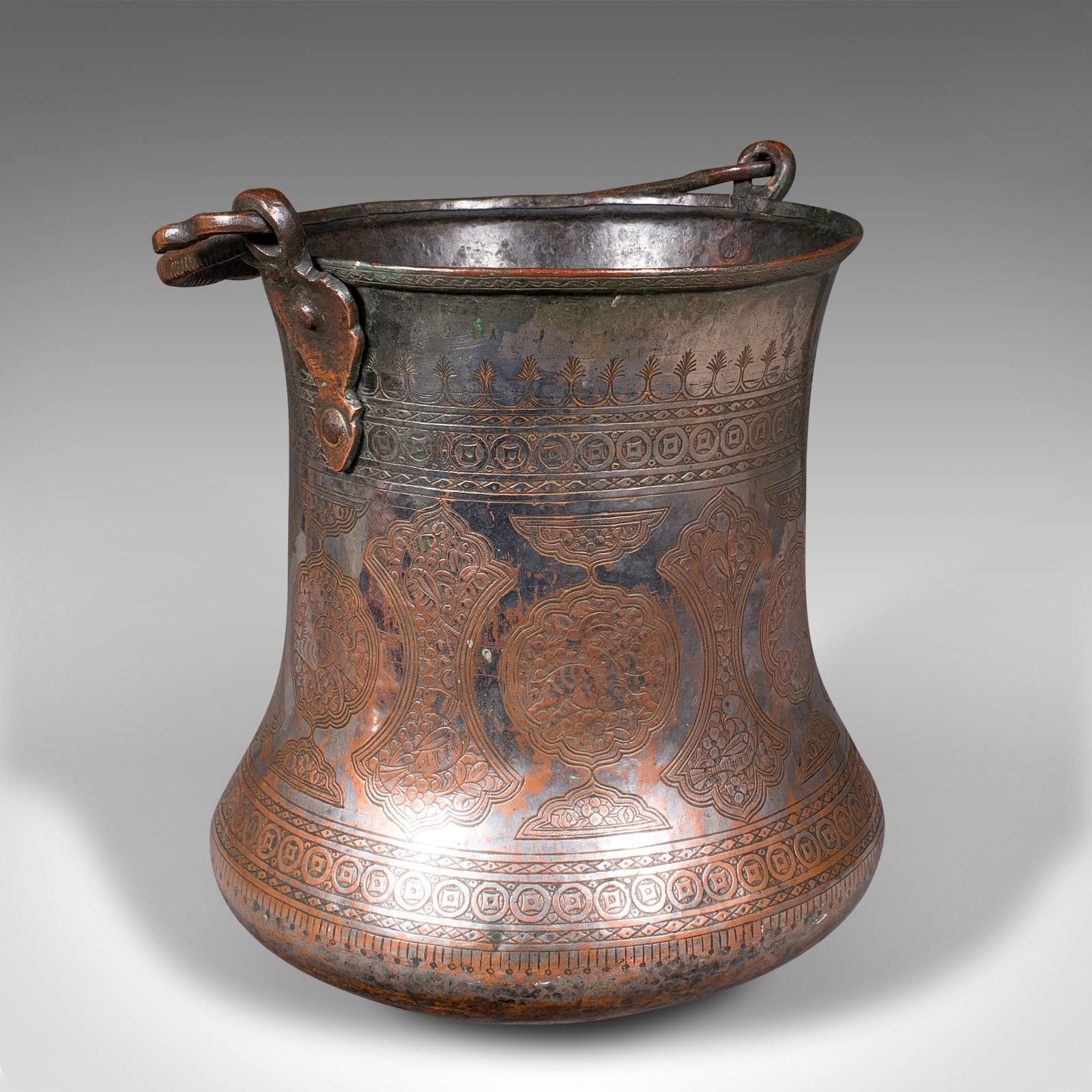 
Il s'agit d'un seau d'eau ancien. Une cheminée birmane en cuivre argenté, datant de la période géorgienne, vers 1800.

L'aspect patiné attire l'attention et la finition décorative est fascinante.
Présente une patine d'ancienneté souhaitable, en