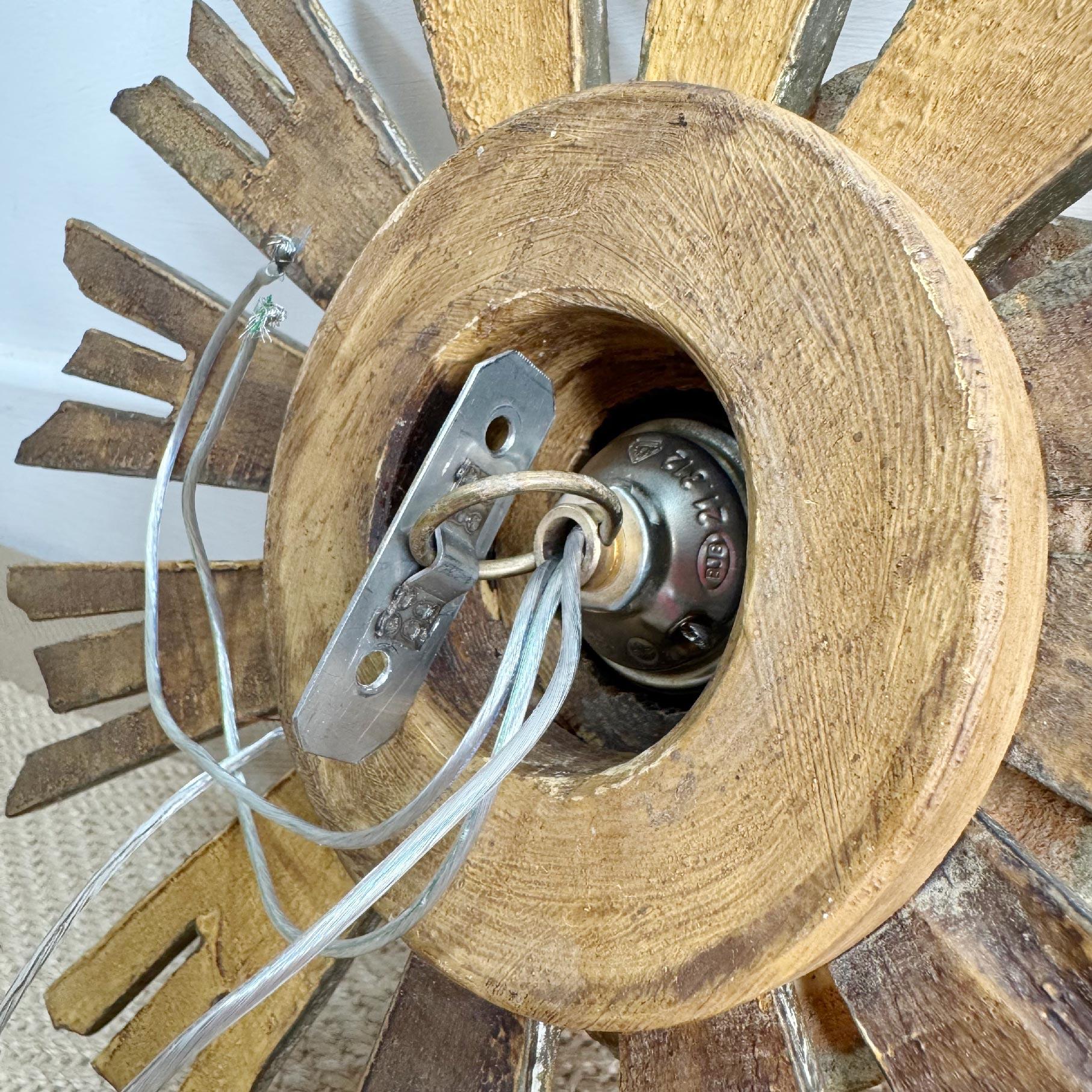 Lampe à pince antique en bois doré et en forme de chapelle en vente 2