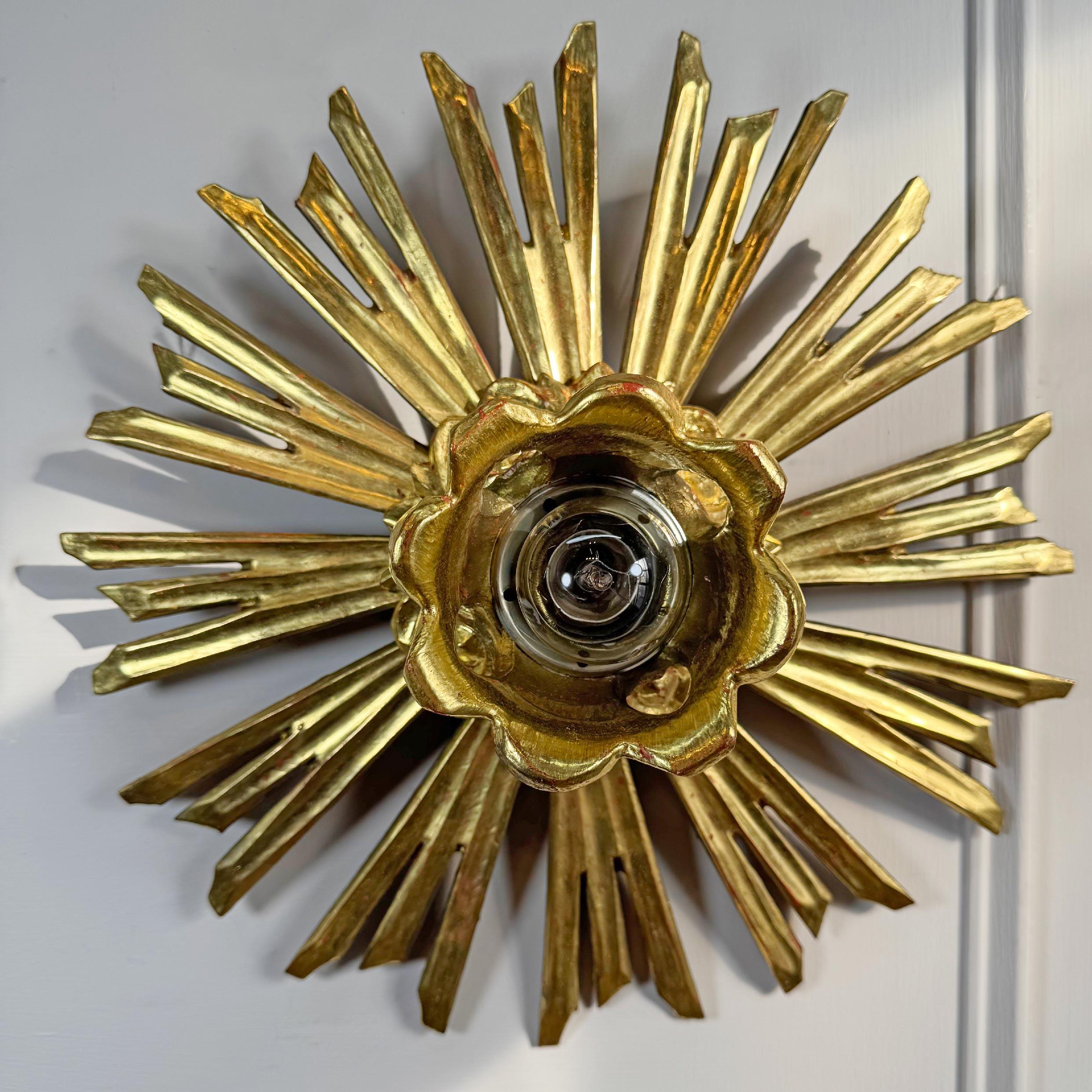 Impresionante montura empotrada de sol del siglo XIX, dorada al agua. Rayos de madera hechos a mano rodean el portalámparas único al centro, originalmente de una iglesia en Alemania esta pieza está en fantásticas condiciones, el dorado brillante es