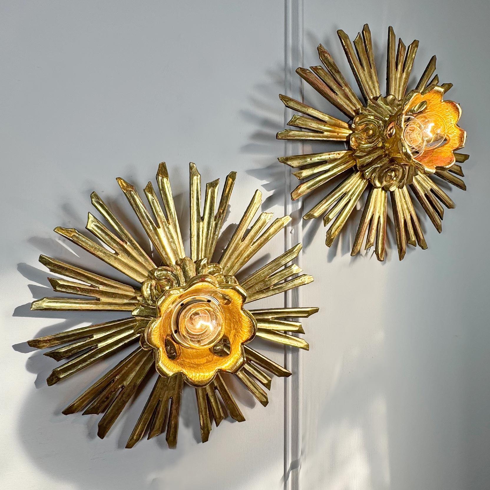 Baroque Lampe à pince antique en bois doré et en forme de chapelle en vente