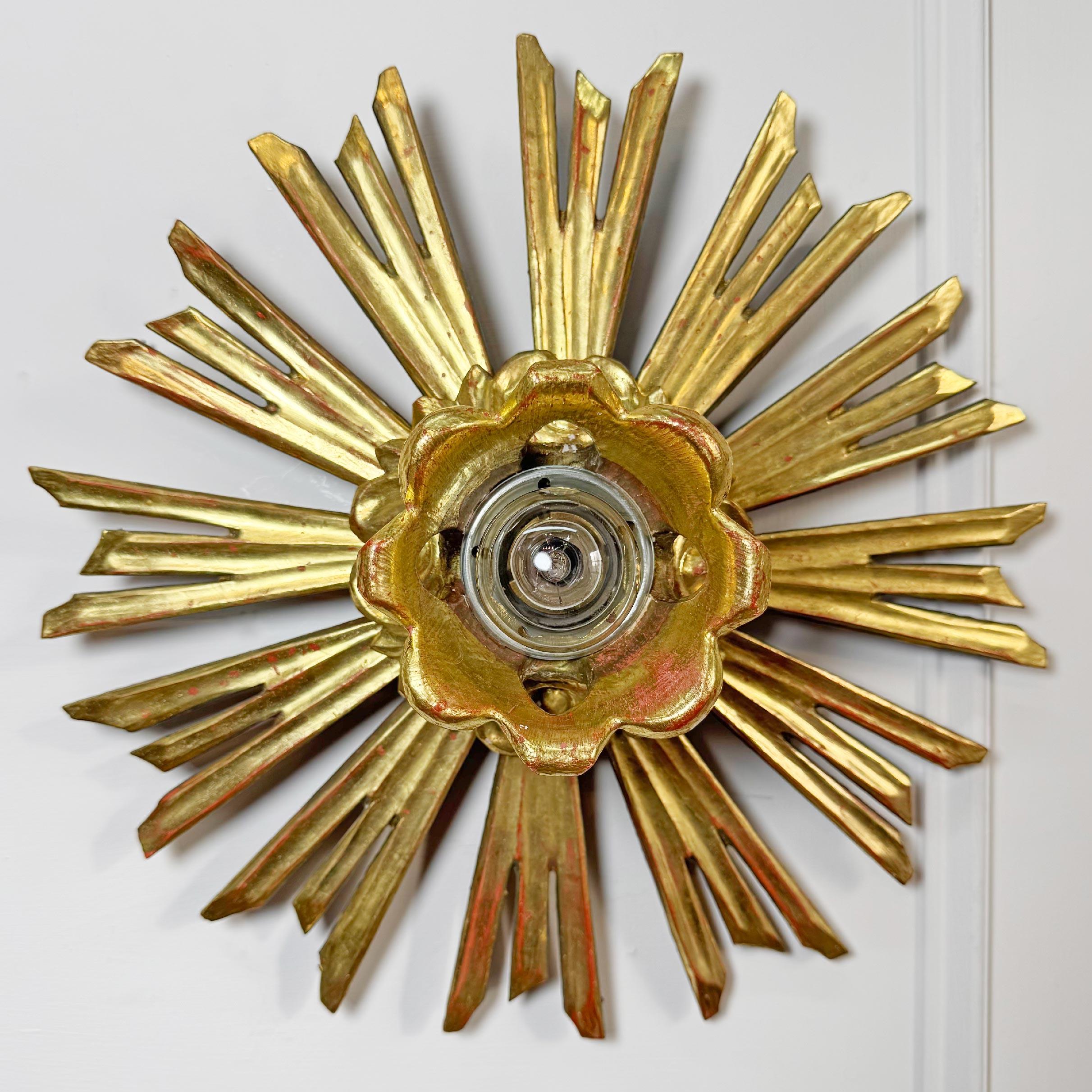 Allemand Lampe à pince antique en bois doré et en forme de chapelle en vente