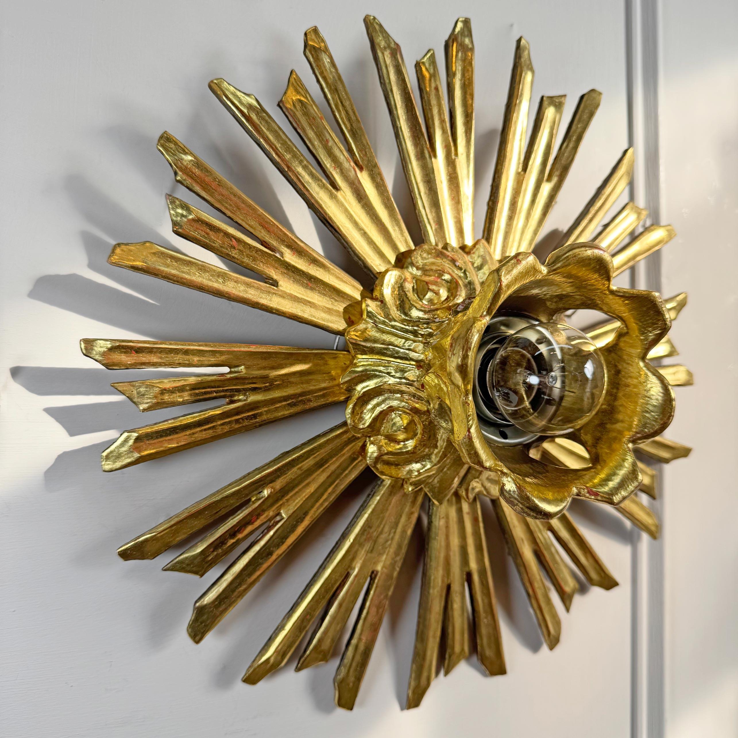 Antiguo Agua Dorada Madera Capilla Sunburst Flush Light Alemán en venta