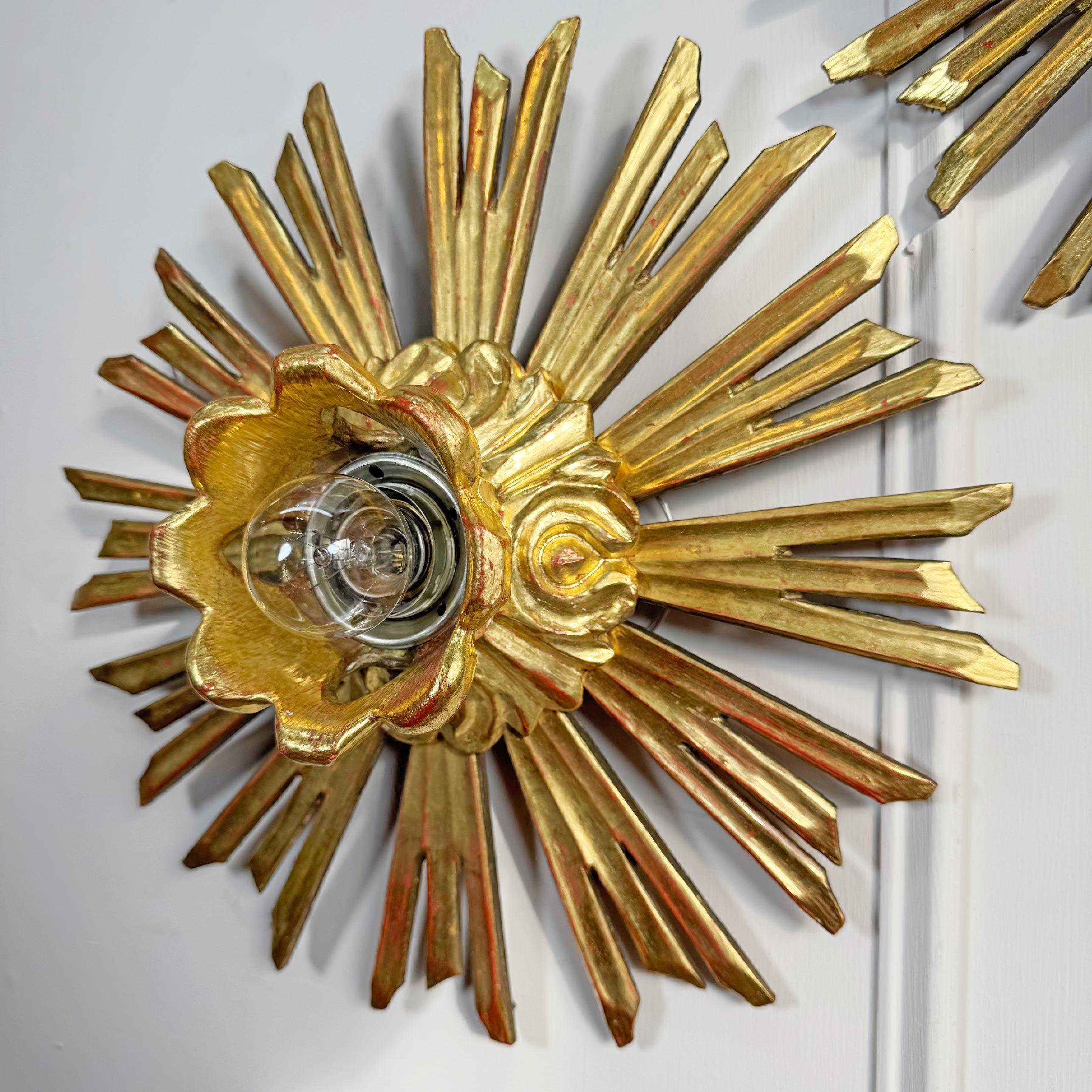 Sculpté à la main Lampe à pince antique en bois doré et en forme de chapelle en vente