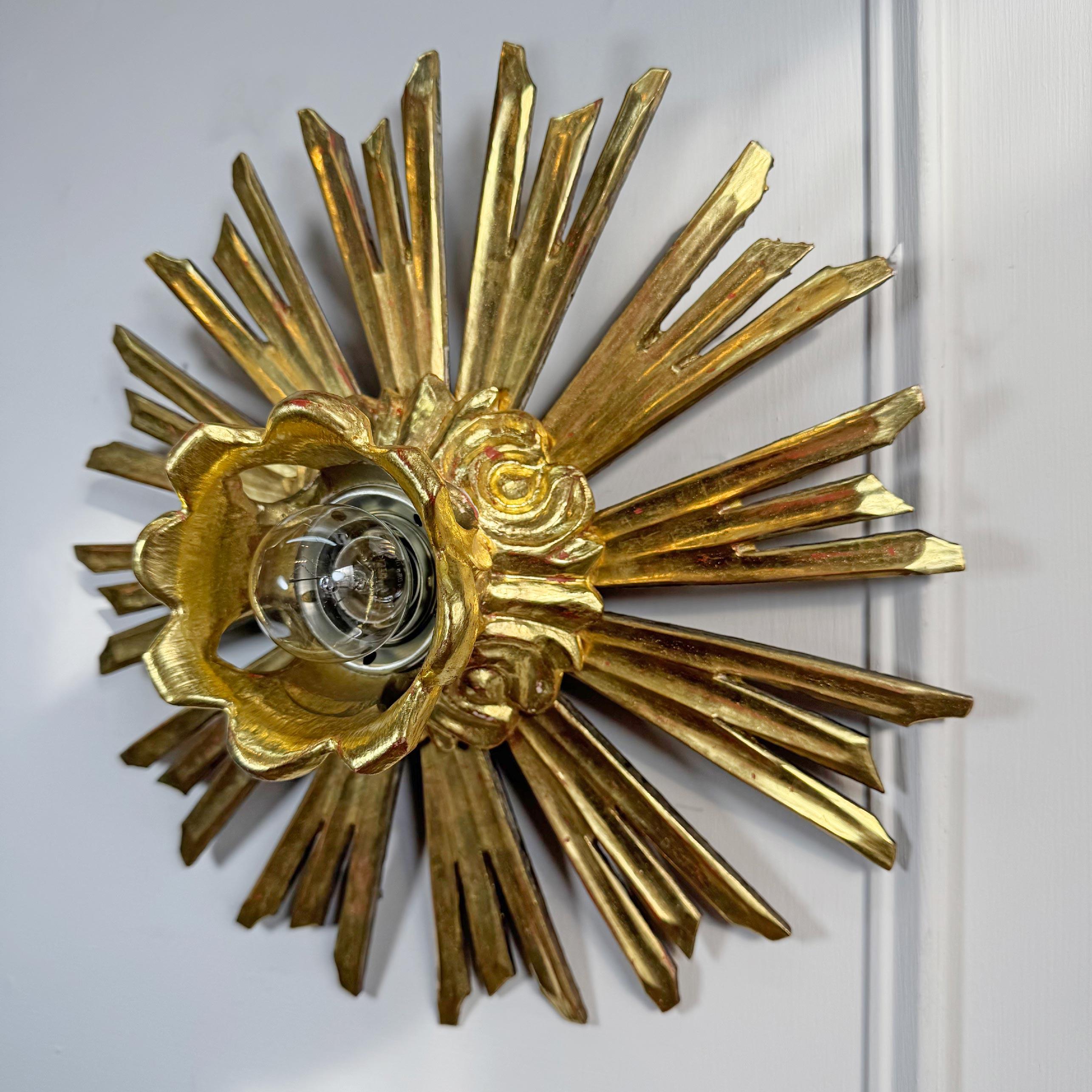 Antiguo Agua Dorada Madera Capilla Sunburst Flush Light en Bueno estado para la venta en Hastings, GB