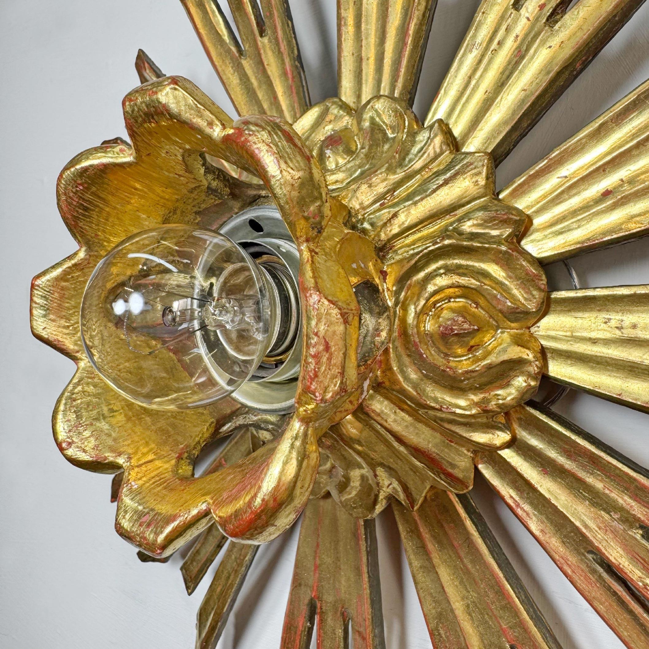 XIXe siècle Lampe à pince antique en bois doré et en forme de chapelle en vente