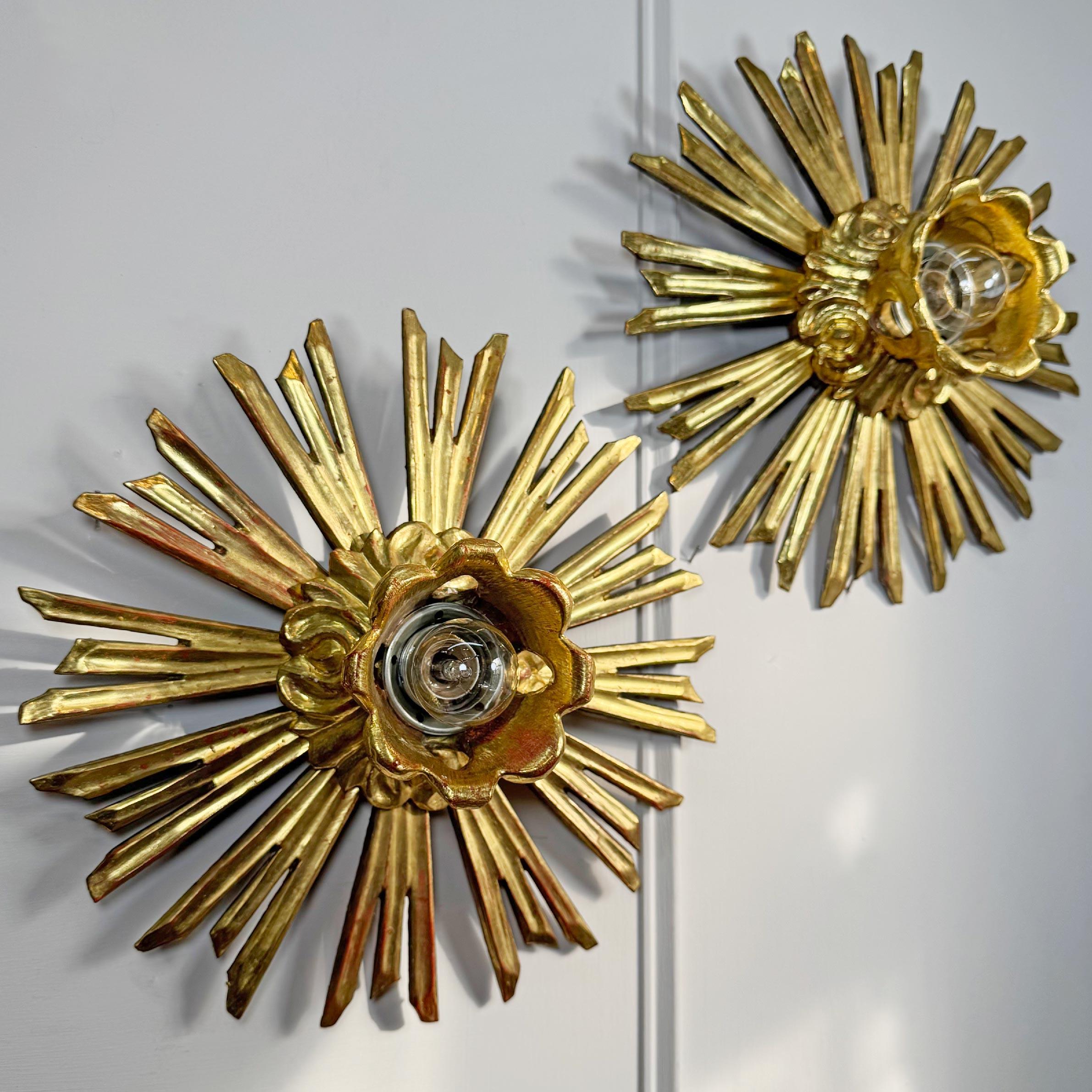 Pin Lampe à pince antique en bois doré et en forme de chapelle en vente