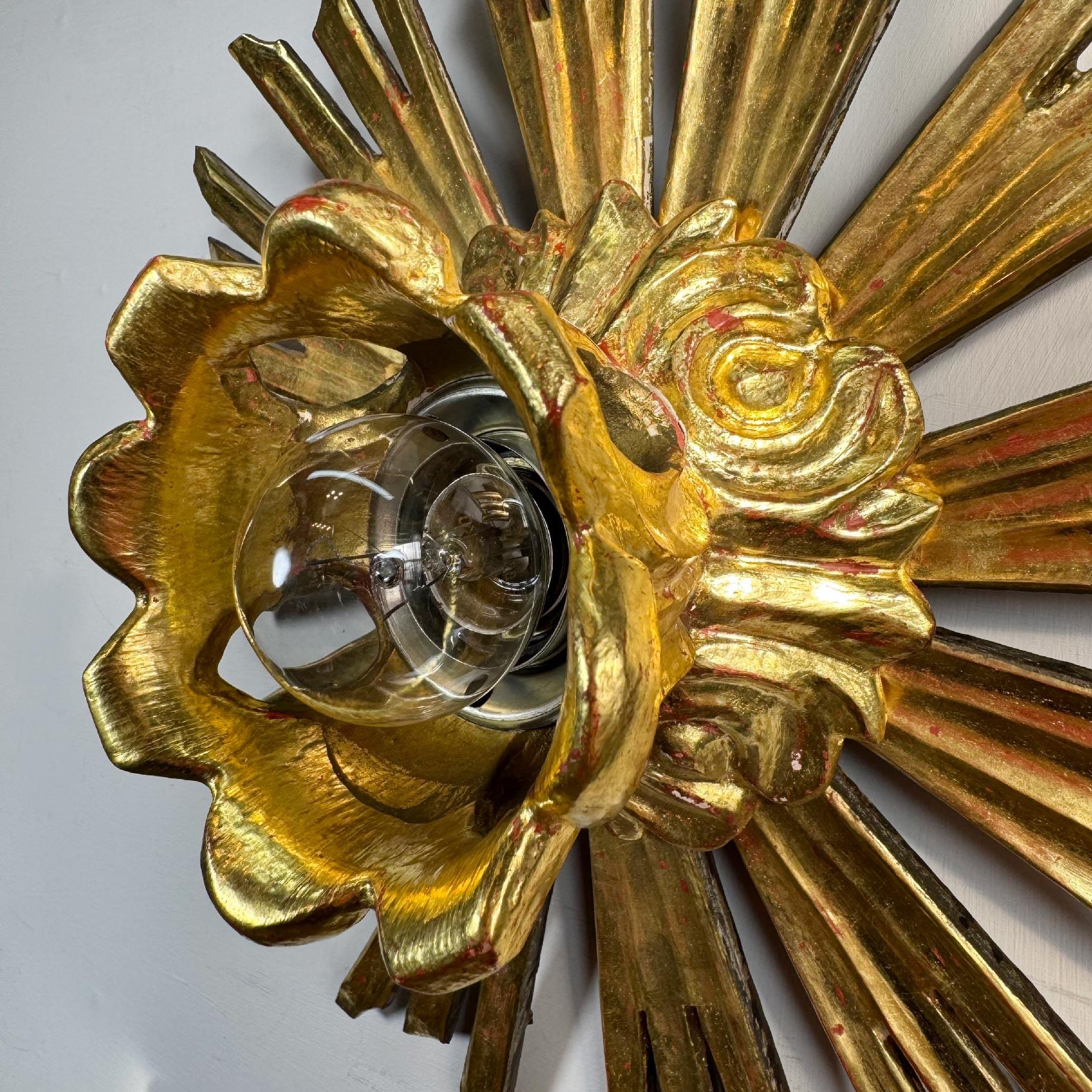 Antiguo Agua Dorada Madera Capilla Sunburst Flush Light Pino en venta