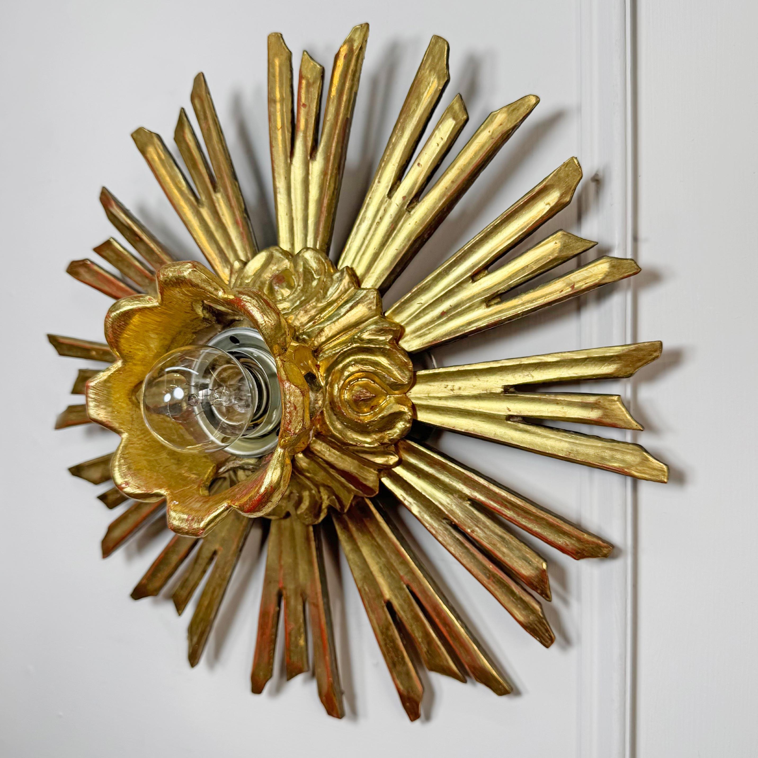 Lampe à pince antique en bois doré et en forme de chapelle en vente 1