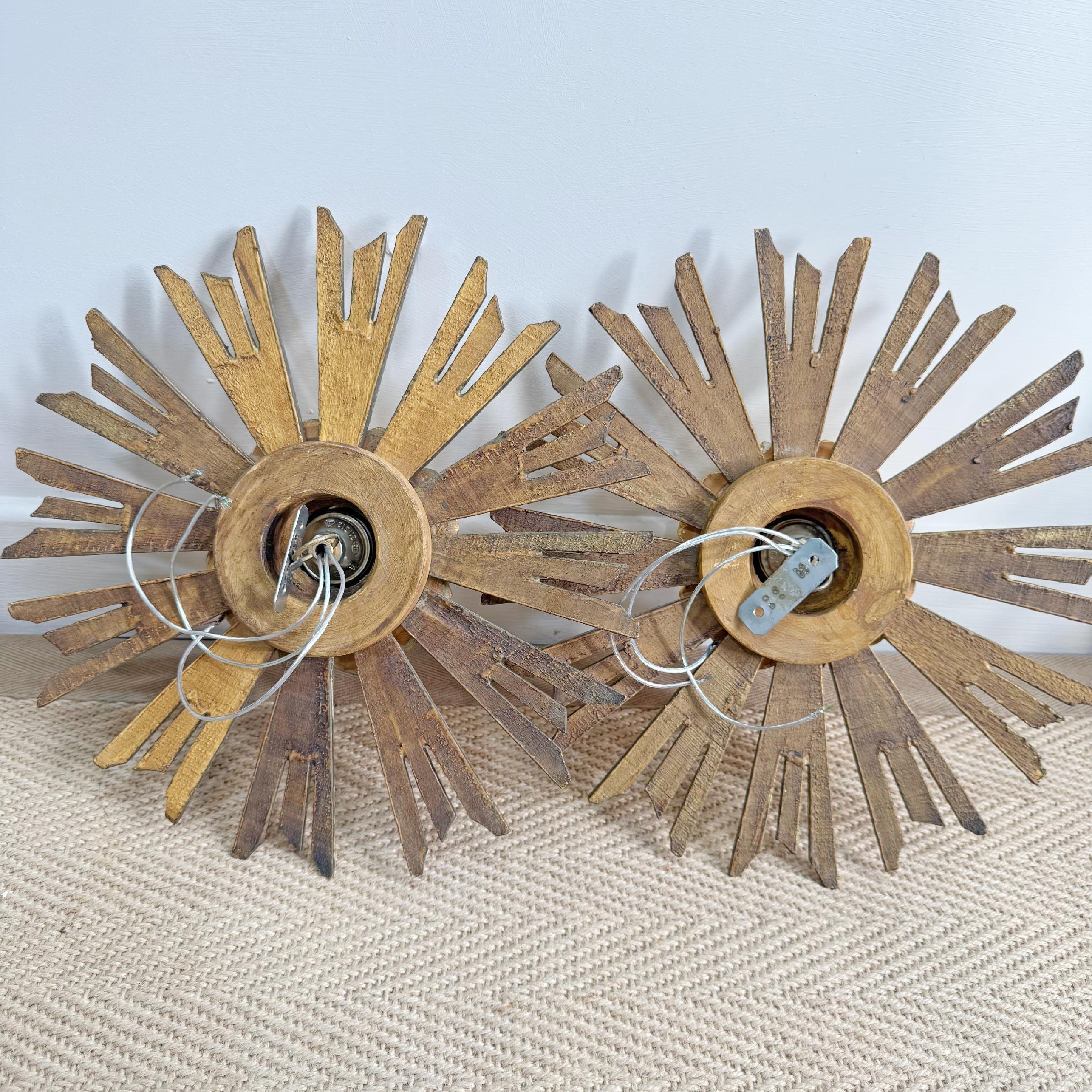 Antiguo Agua Dorada Madera Capilla Sunburst Flush Light en venta 1