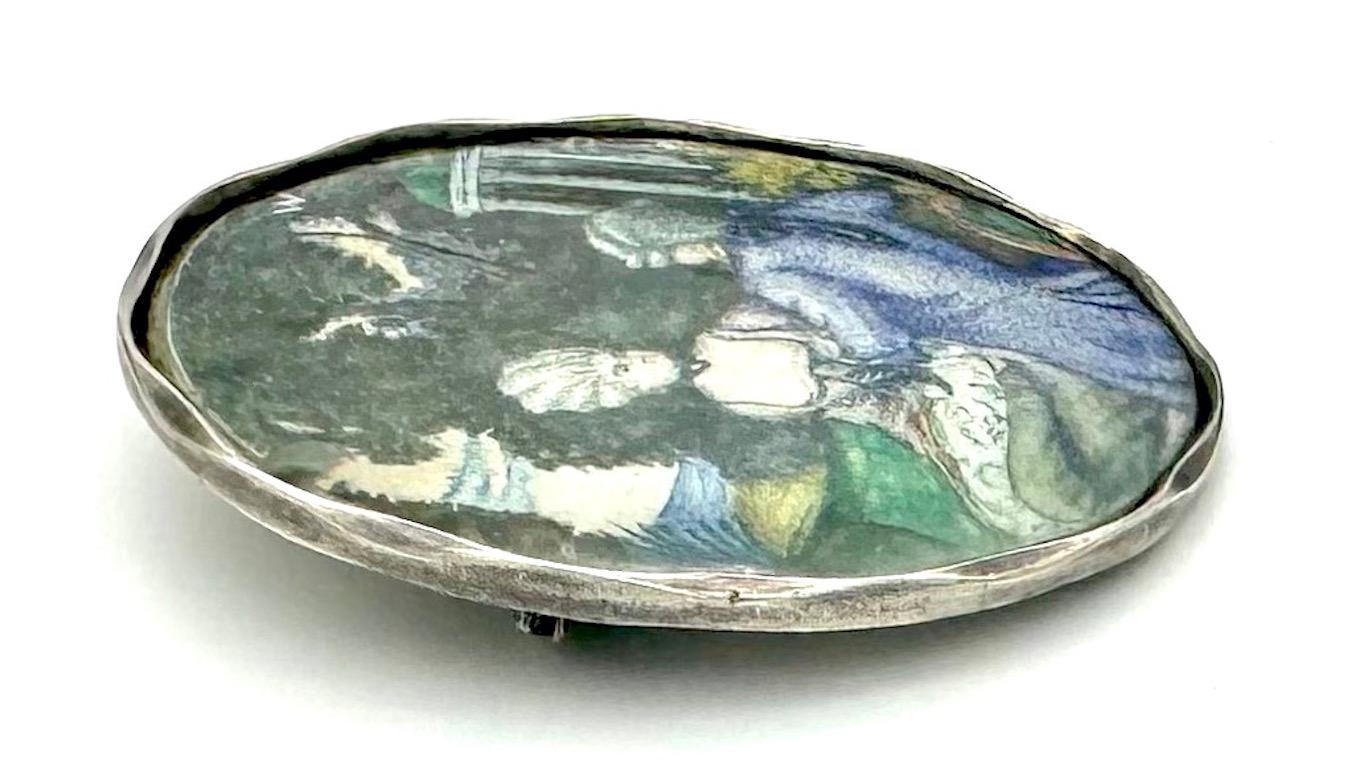 El tema de esta encantadora fuente en miniatura es una escena romántica en un parque de exuberantes llanuras con un lago y un pequeño pabellón al fondo. En la esquina superior derecha vemos la firma del artista, la inicial W. La acuarela ovalada