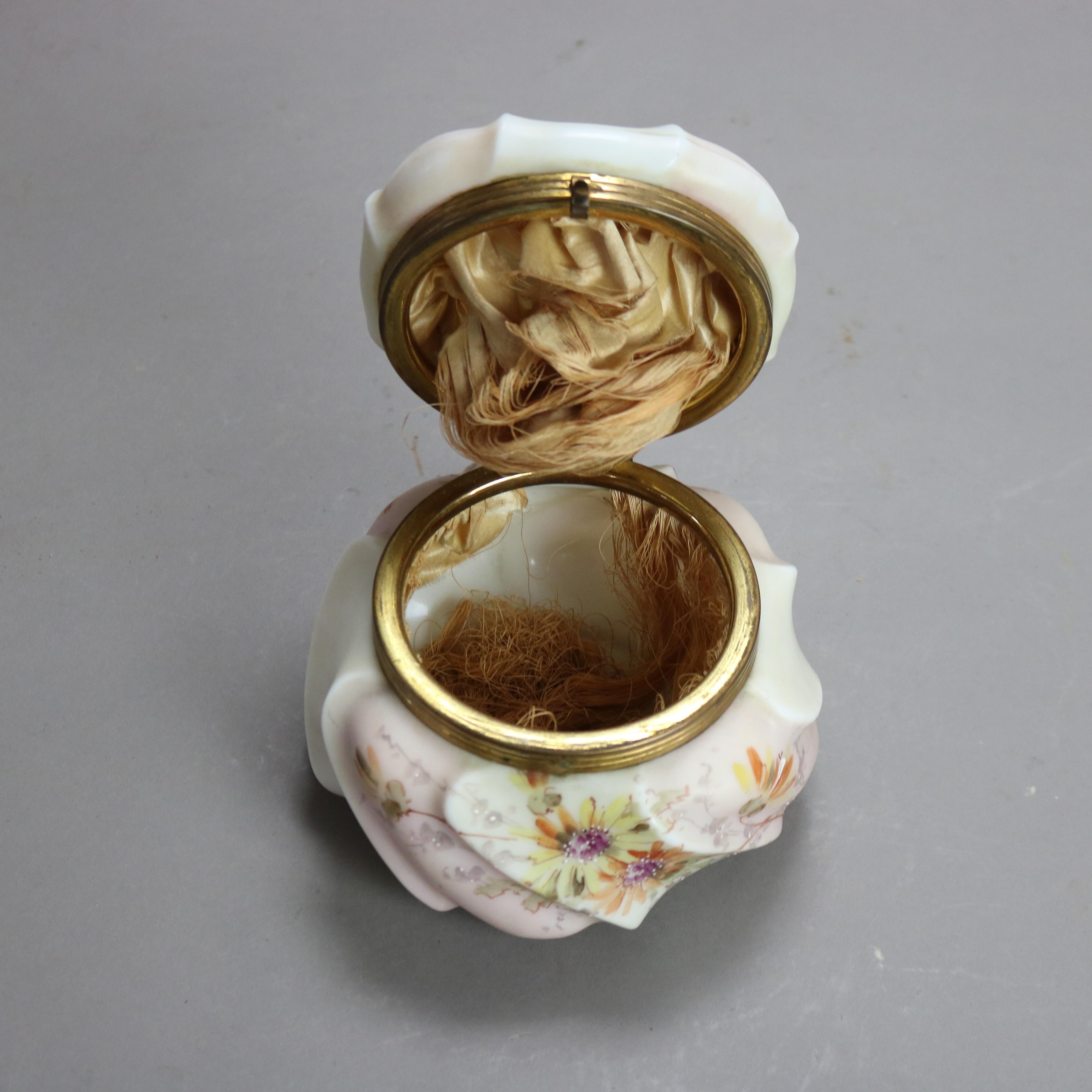 Antica cassettiera in vetro dipinta a mano Wavecrest Floral con fiori di campo del XIX secolo in vendita 1