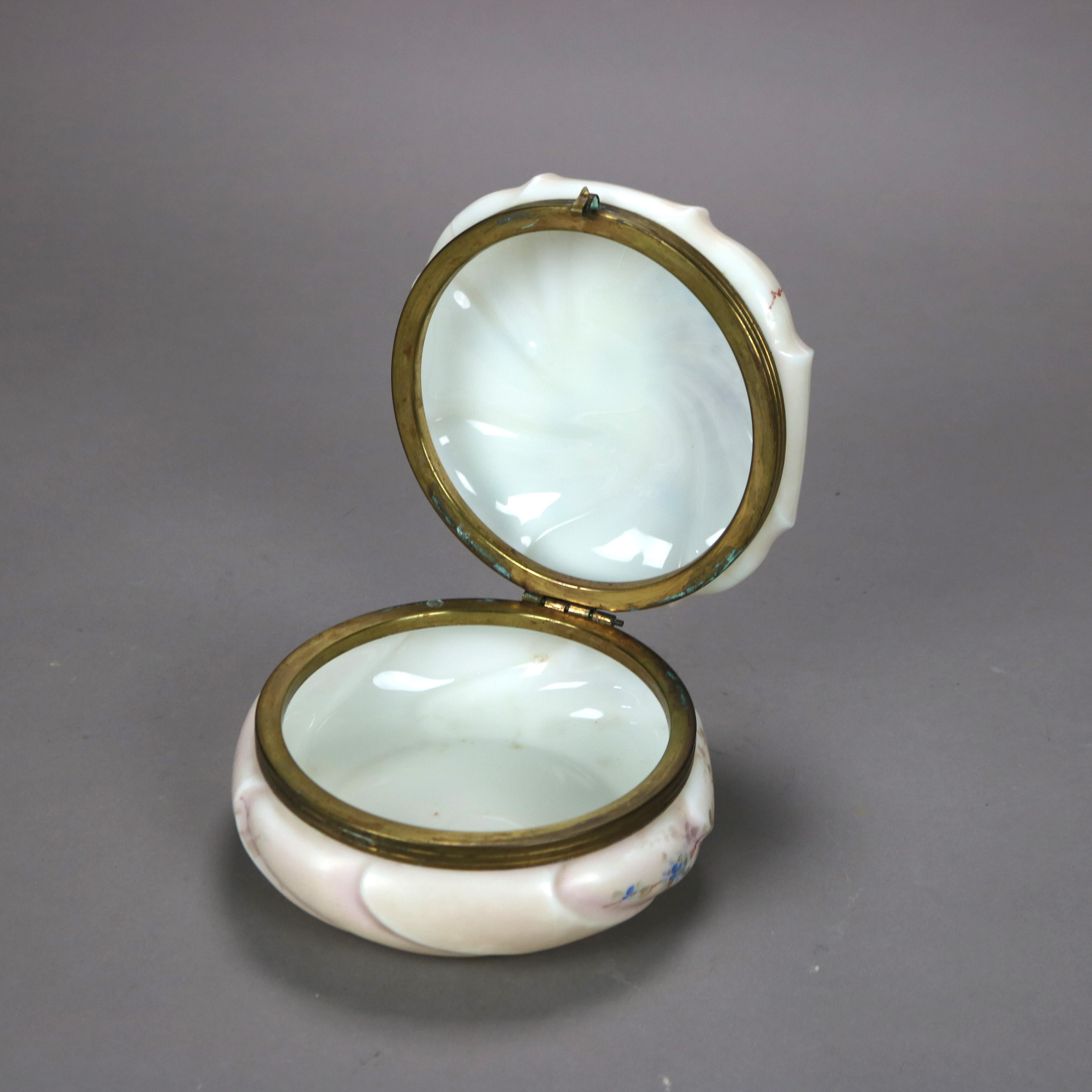 Verre Boîte à col en verre peinte à la main avec éléments floraux 19e siècle en vente