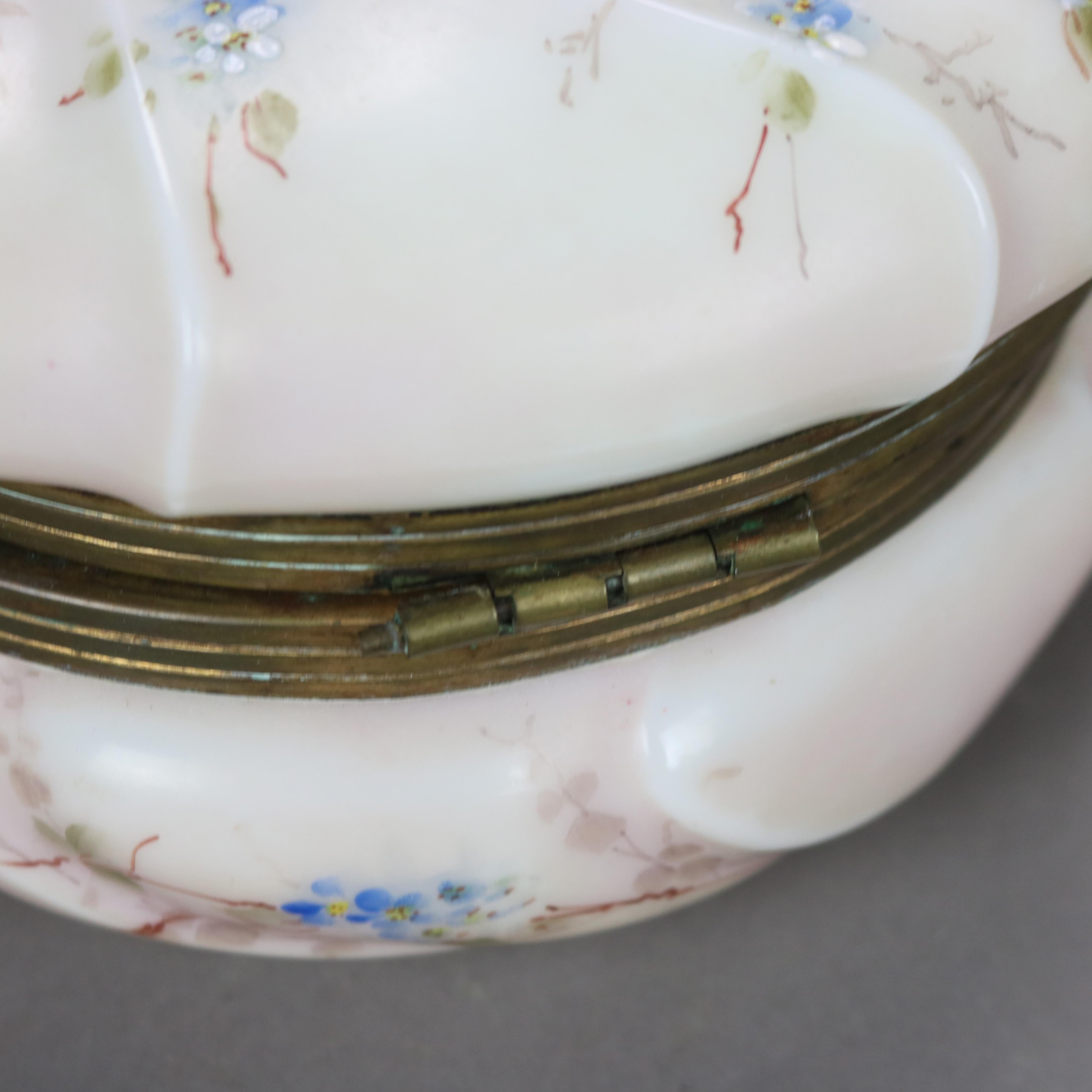 Boîte à col en verre peinte à la main avec éléments floraux 19e siècle en vente 3