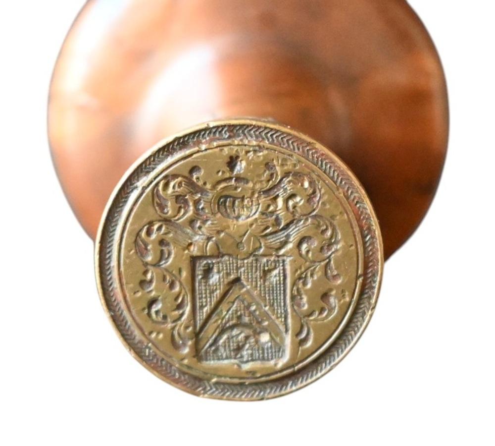 Un sigillo di ceralacca del XVIII secolo in ottone con manico in legno di bosso con un bel colore invecchiato.  vecchia patina
Importante stemma nobiliare
Altezza 8,5 cm, superficie della guarnizione 3 cm, diametro della presa superiore in bosso 5,2