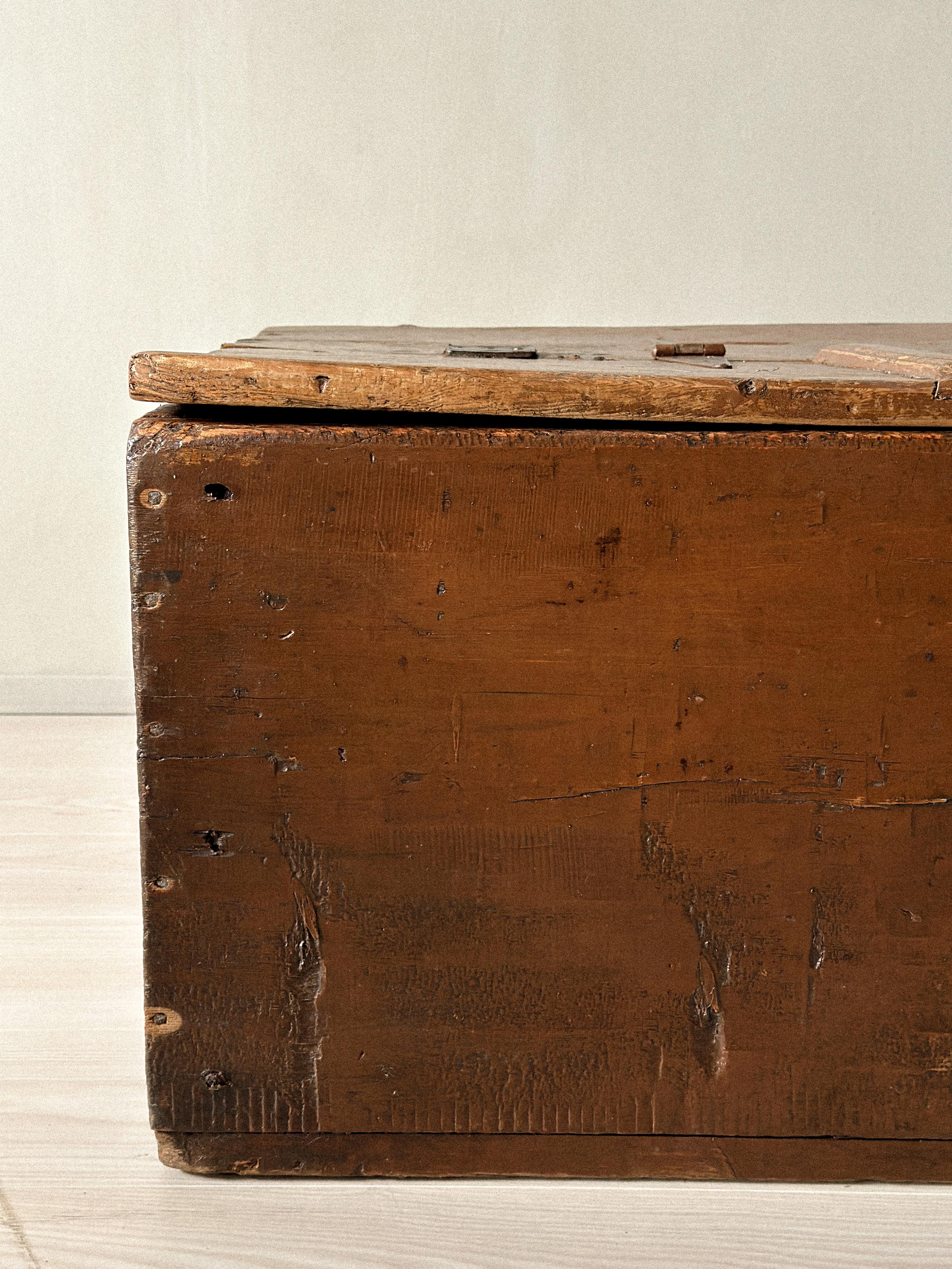 Antique Weapon Chest, Scandinavia, c. 1700s In Good Condition For Sale In Hønefoss, 30