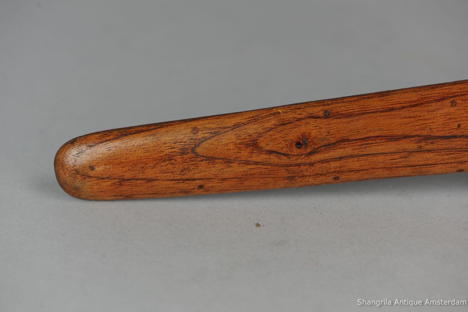Arme Golok Klewang Keris Épée de cérémonie Dague. Joli Keris

Informations complémentaires :
Matière : Bronze et métal, bois / bambou
Région d'origine : Inde/Indonésie
Période : 19e siècle, 20e siècle
État : (Bon) La lame est rouillée.
Dimensions :