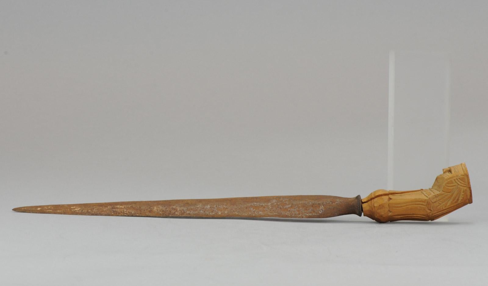 Arme Épée de cérémonie Keris Dague. Joli Keris

Informations complémentaires :
Matière : Bronze et métal, bois / bambou
Région d'origine : Inde/Indonésie
Période : 19e siècle, 20e siècle
Condit : Un morceau de bois de l'ukarian est
