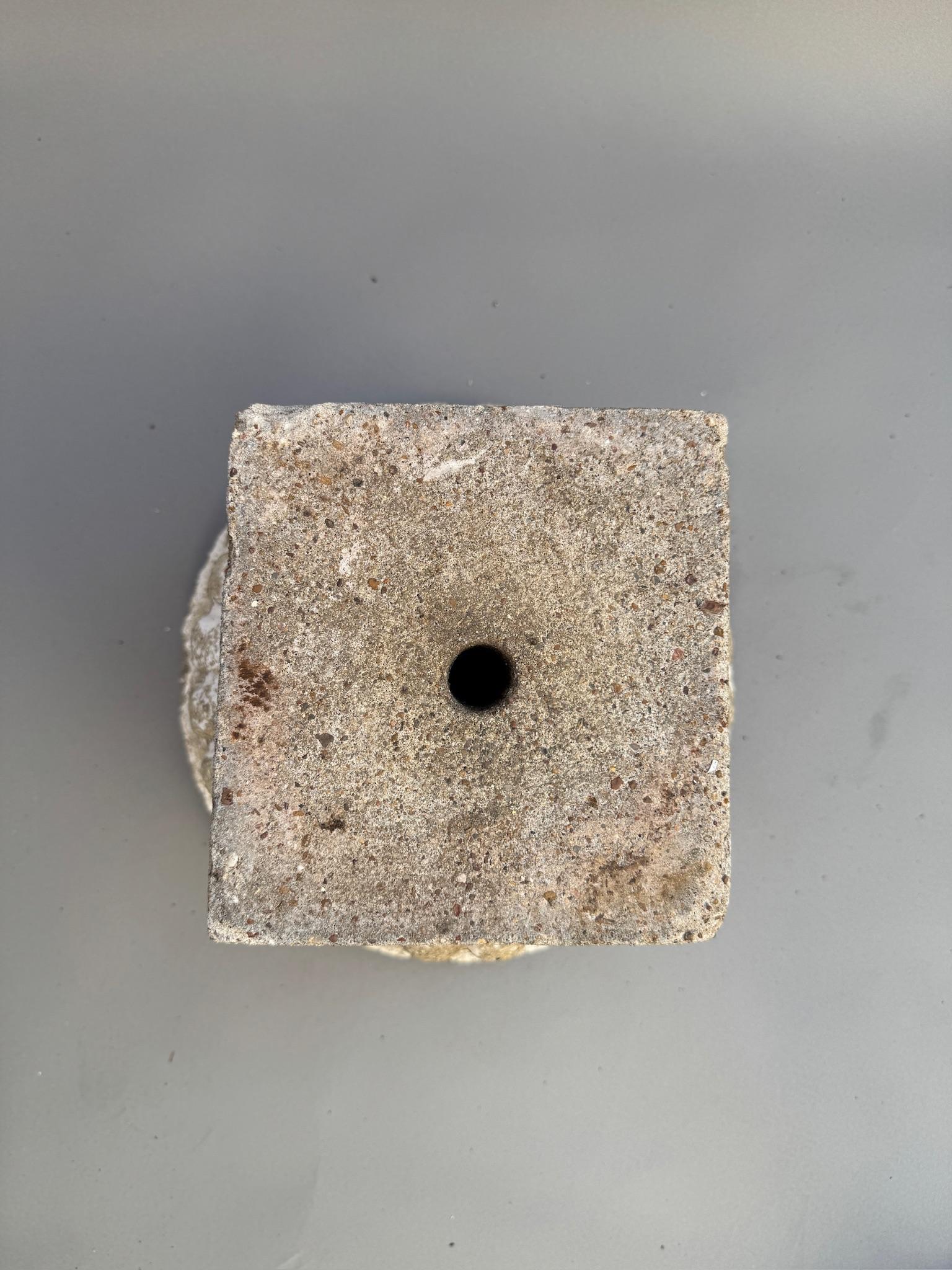 Cette urne de jardin en béton vieilli est une pièce de décoration extérieure intemporelle, qui incarne le charme des jardins européens. Doté d'une silhouette classique inspirée de Silhouette, le bac à plantes présente un large bol aux détails