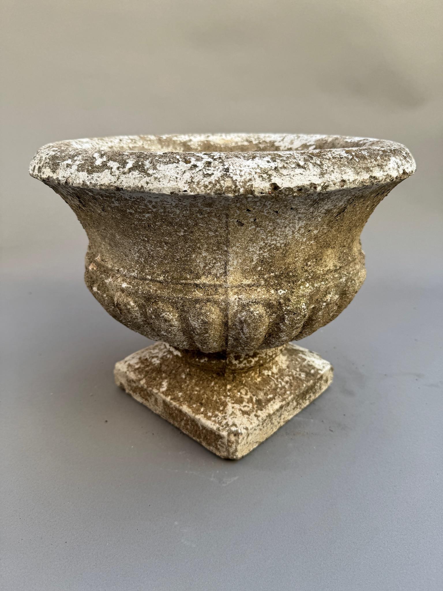 Rustique Urne de jardin en béton vieilli antique en vente