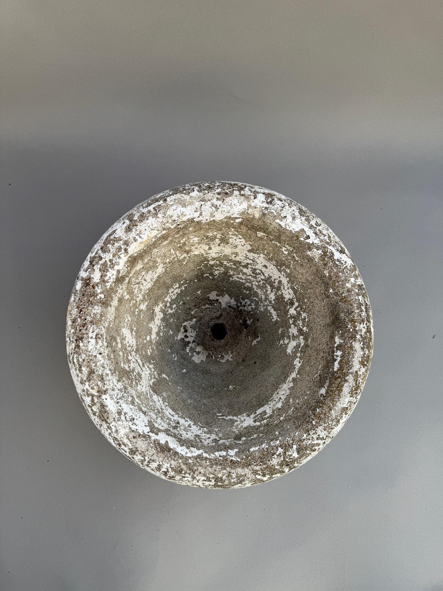 Français Urne de jardin en béton vieilli antique en vente