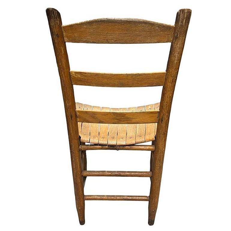 Américain Chaise d'appoint en bois à dossier en échelle et à assise en lattes Antique Weathered Ladder Back en vente