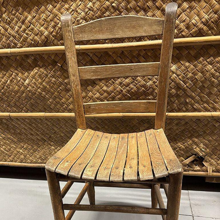 Chaise d'appoint en bois à dossier en échelle et à assise en lattes Antique Weathered Ladder Back en vente 1
