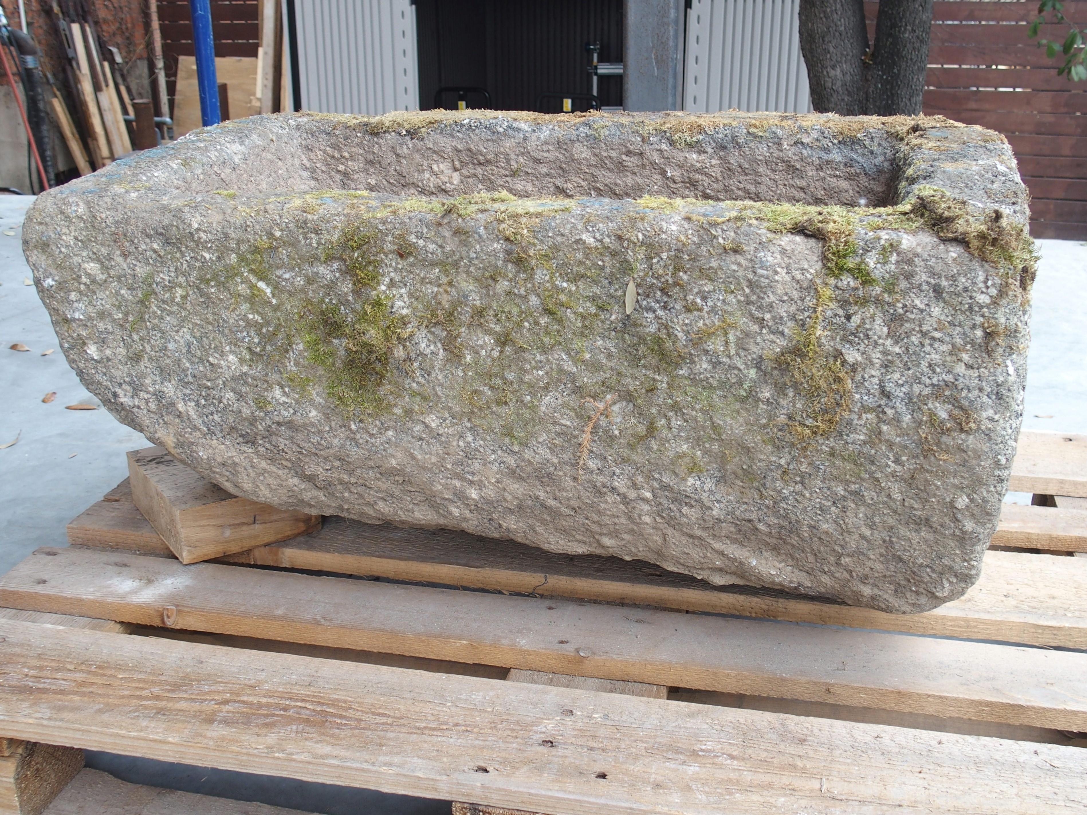 Antico abbeveratoio rettangolare in granito invecchiato dalla Bretagna, Francia, XIX secolo in vendita 5