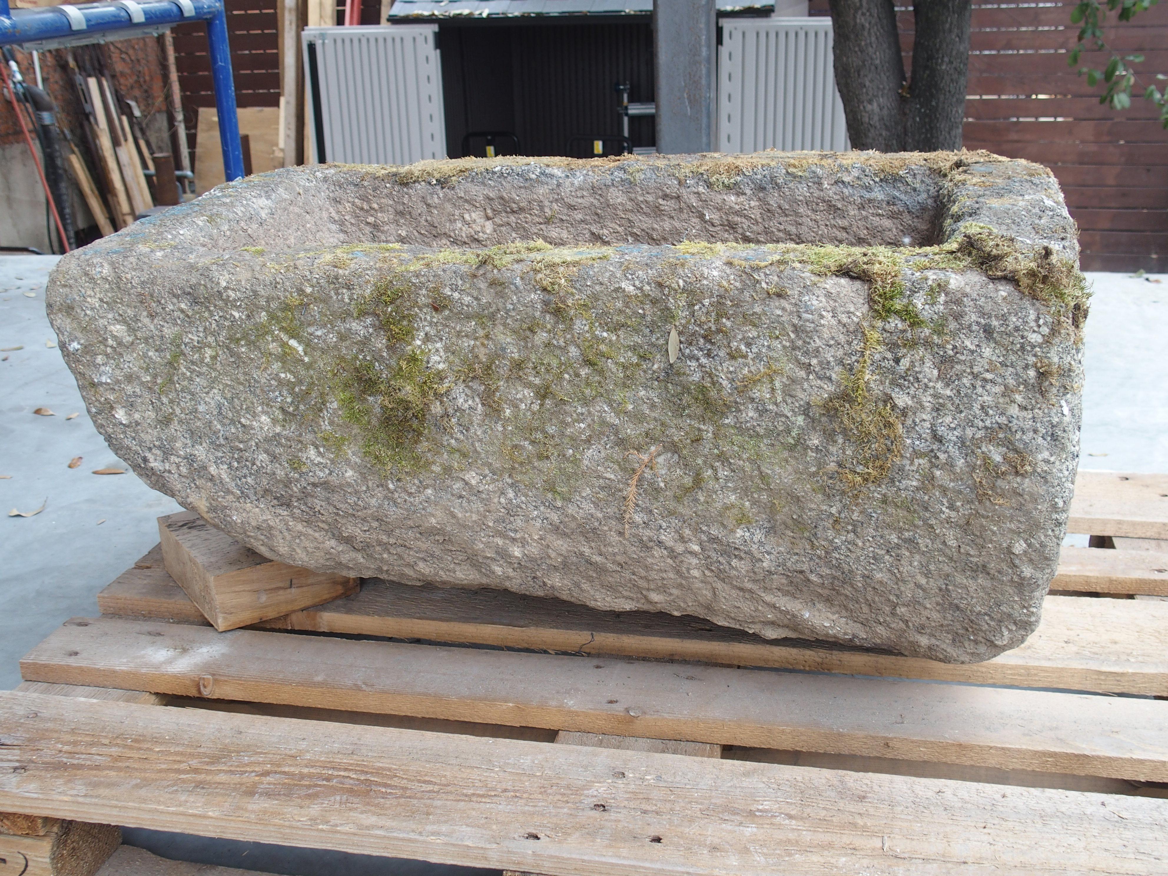Ulteriori informazioni in arrivo...

Un grande abbeveratoio in granito, scolpito a mano in Bretagna, Francia, durante il 1800. La pietra ha un contorno intrinseco ai lati e una patina unica composta da bianco e nero, oltre a una forte presenza di