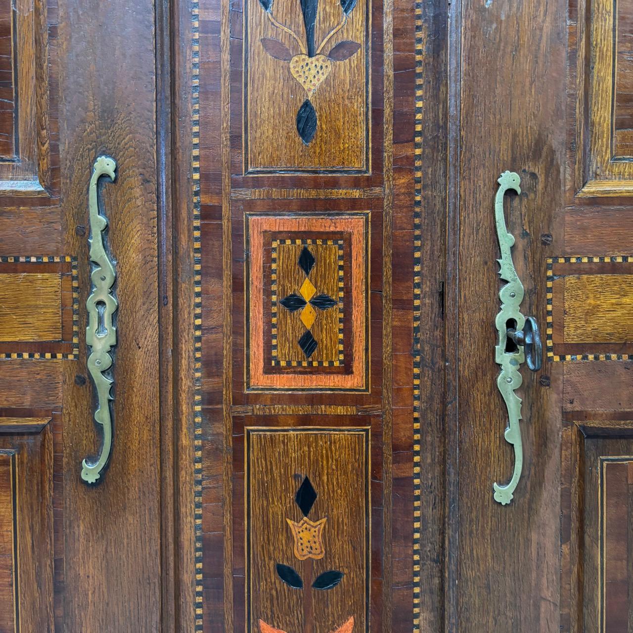 Antique wedding cabinet  Classicism - France, 1825  Inlaid with heart painting For Sale 6