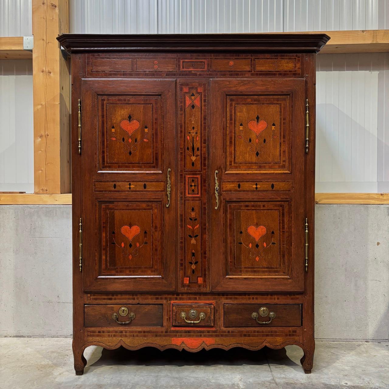 ✓ UNIKAT - inlays with painting
✓ Solid durable construction
✓ Interior division freely divisible as desired

Dimensions: W: 161cm H: 201cm D: 57cm
Interior dimensions: W: 144cm H: 152cm. D: 42cm

Article:  Antique closet  Wardrobe
Item no.: