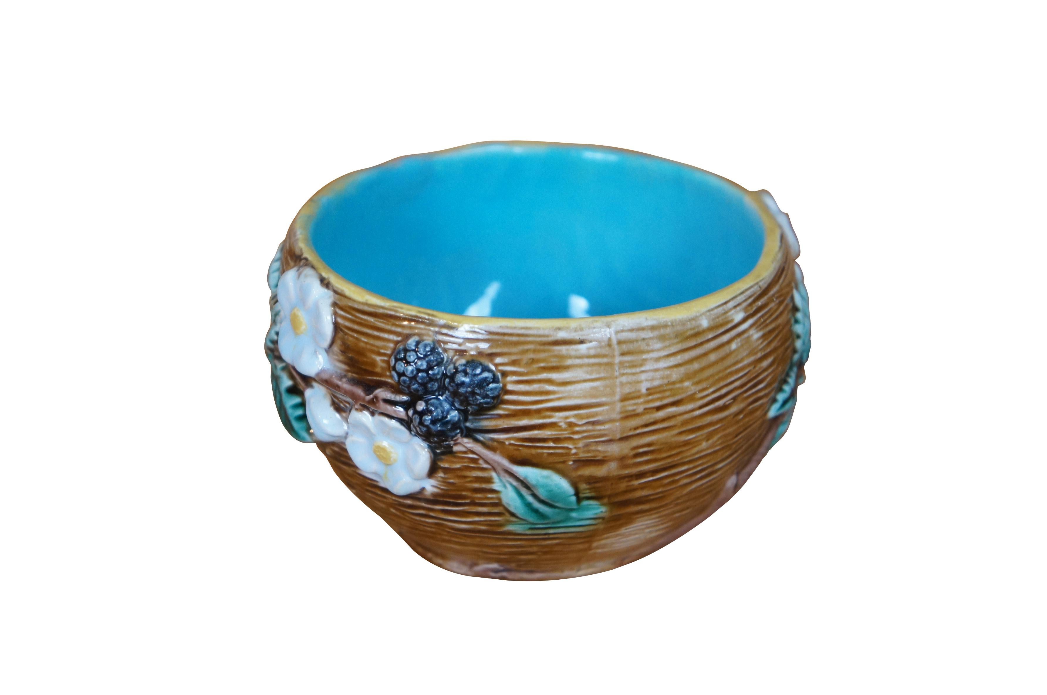 Antique Wedgwood Majolica fruit / sucrier / compote présentant un motif de mûres et de fleurs en haut-relief sur un fond d'écorce, intérieur turquoise.  Vers novembre 1877.

Dimensions :
4