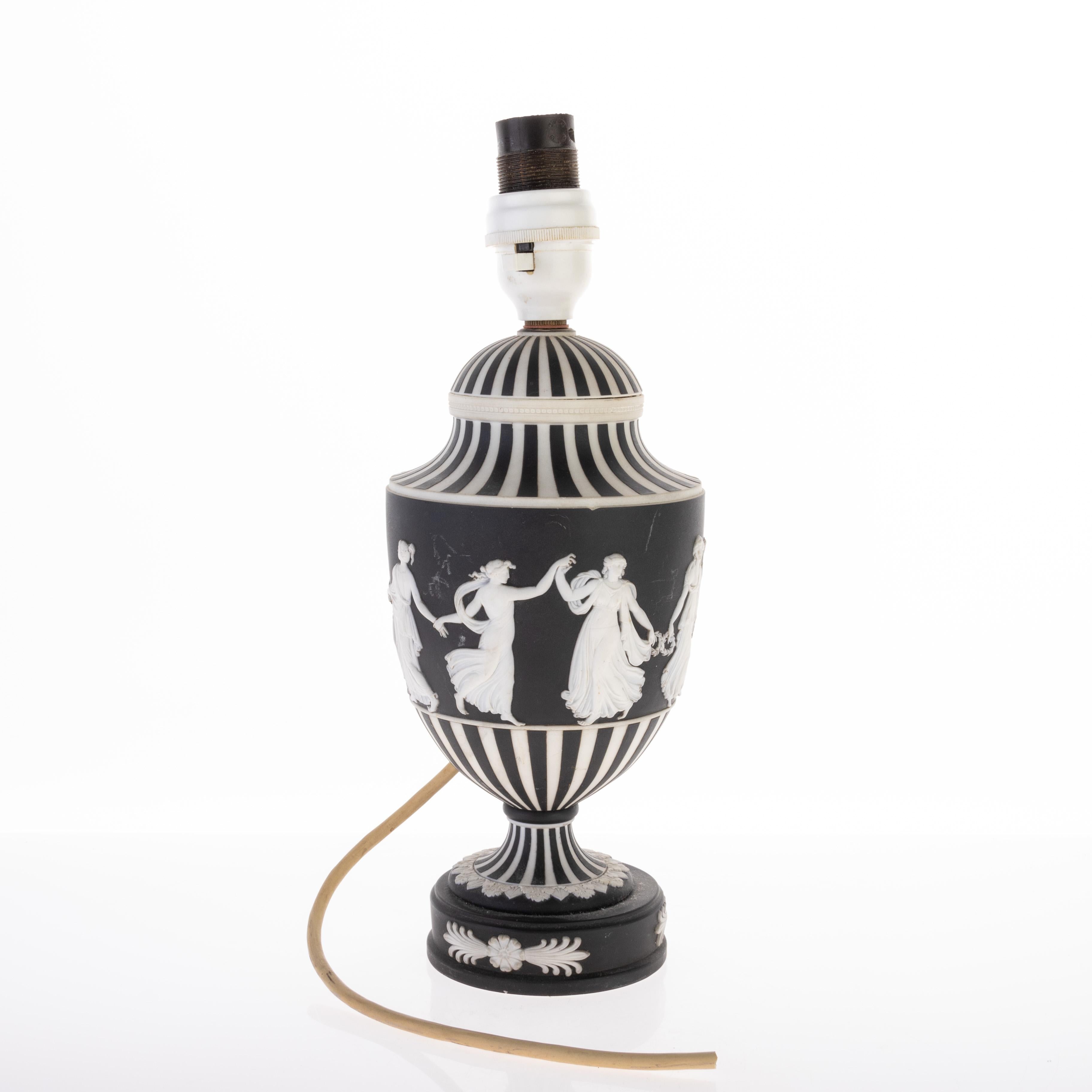 Ancienne lampe Urne Wedgwood en Jaspe Basalte Noir 