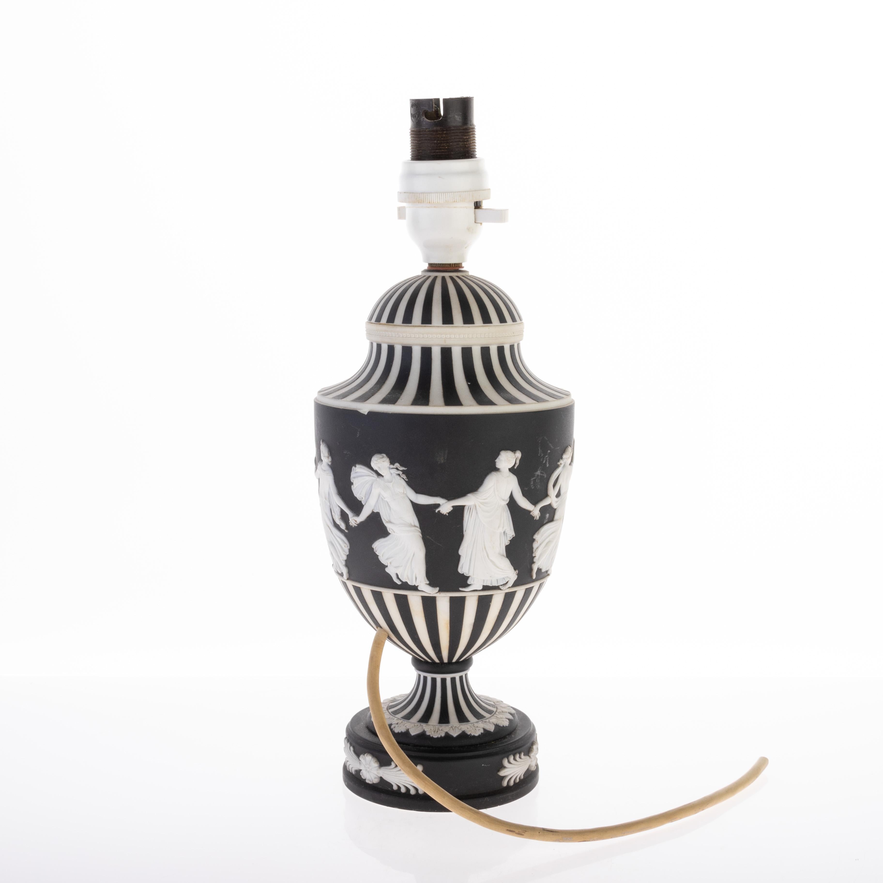 Ancienne lampe Urne Wedgwood en Jaspe Basalte Noir 