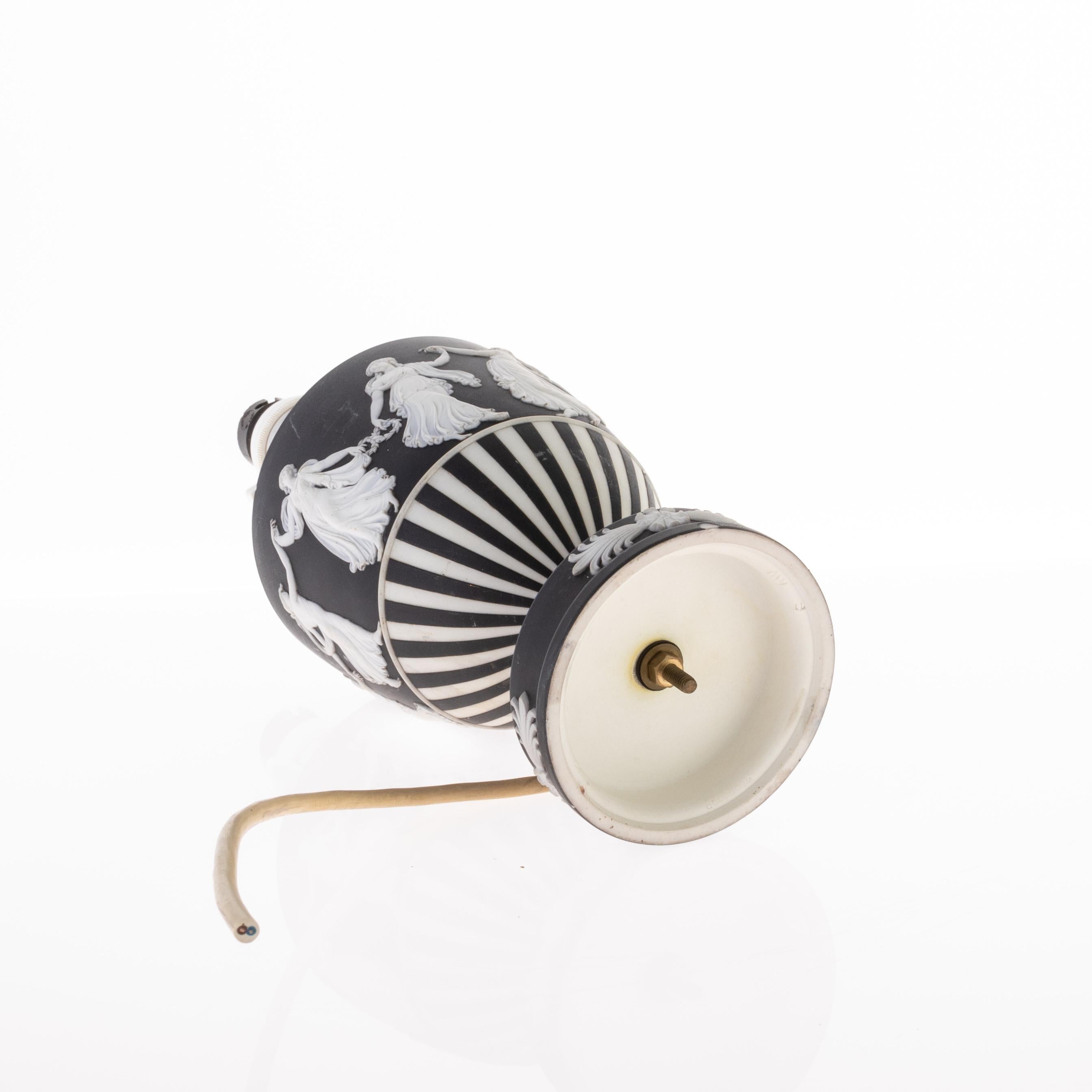 Porcelaine Ancienne lampe Urne Wedgwood en Jaspe Basalte Noir 