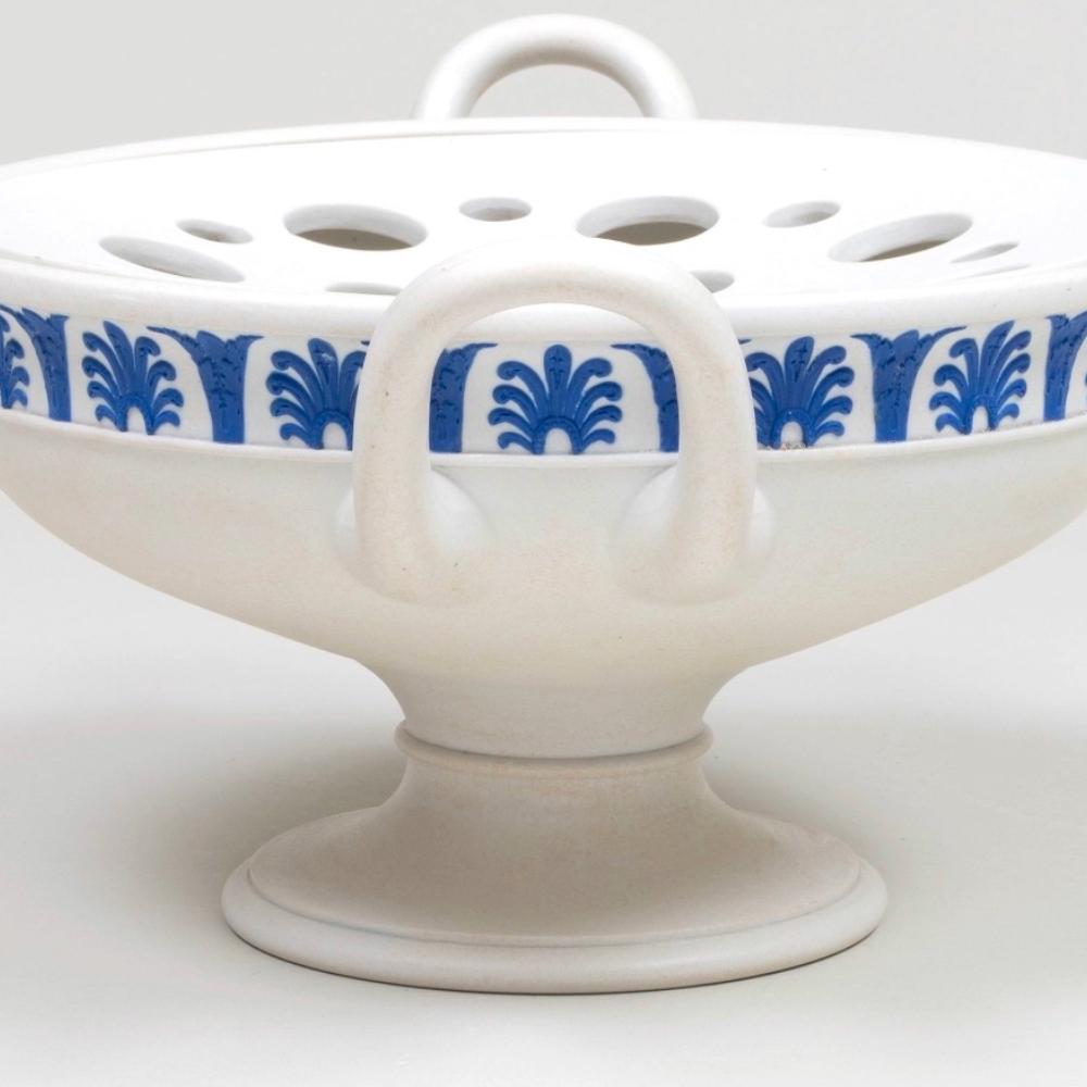 Antico vaso centrotavola a forma di ramo di Wedgwood bianco e blu in vendita 3