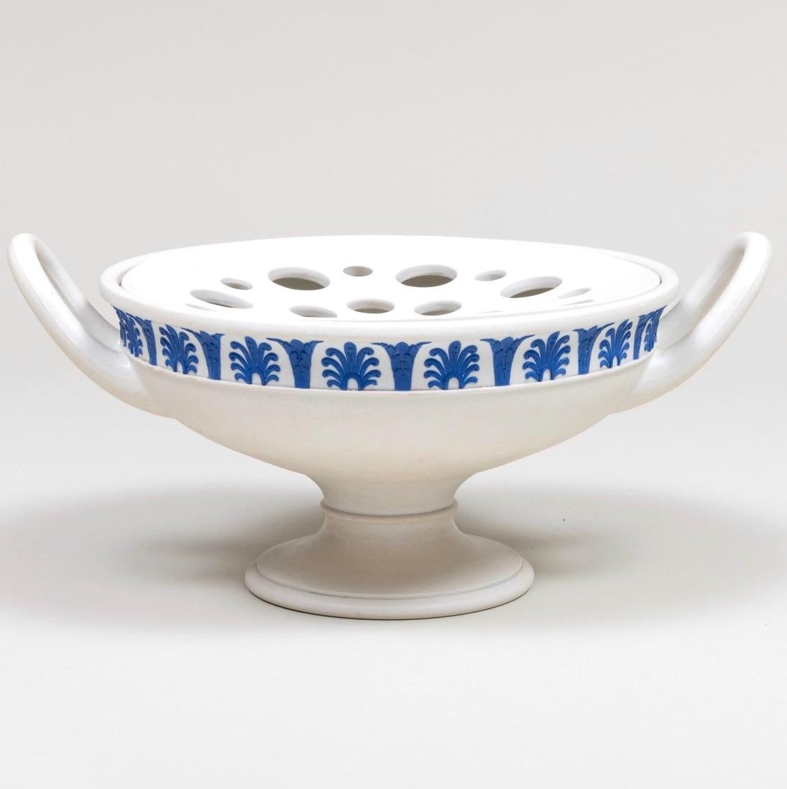 Antico vaso centrotavola a forma di ramo di Wedgwood bianco e blu in vendita 4