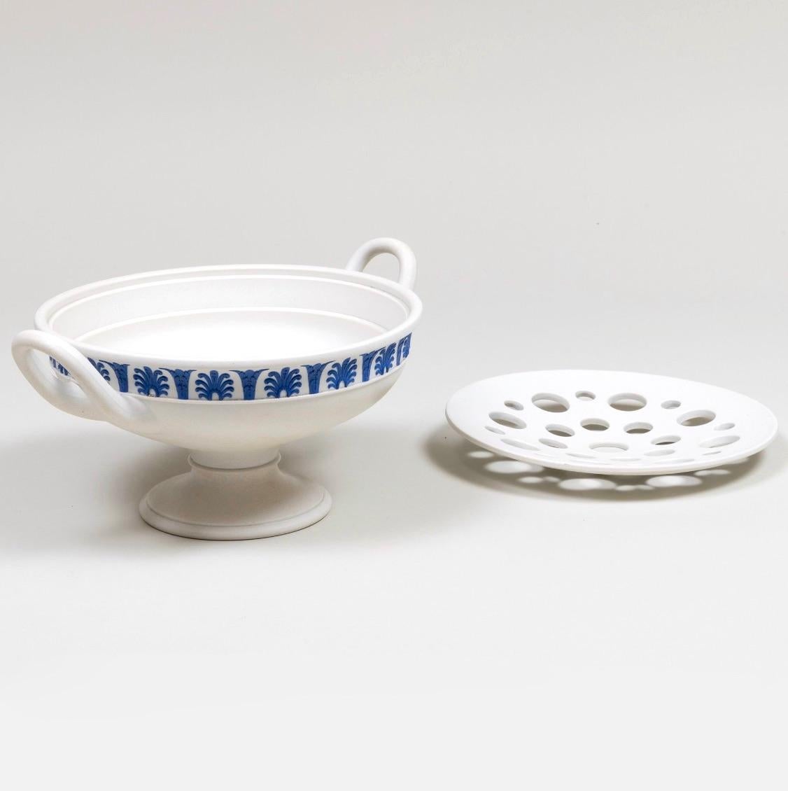 Inglese Antico vaso centrotavola a forma di ramo di Wedgwood bianco e blu in vendita