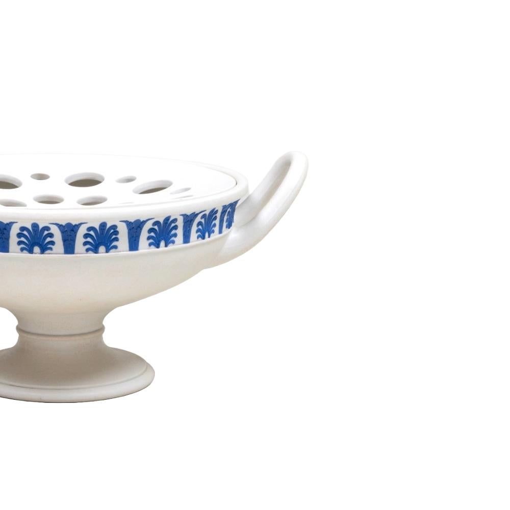 XIX secolo Antico vaso centrotavola a forma di ramo di Wedgwood bianco e blu in vendita