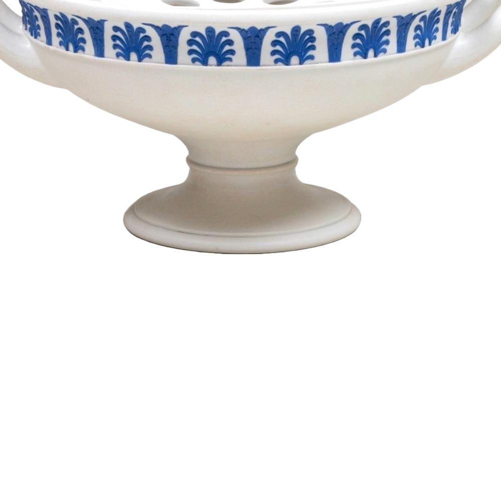 Porcellana Antico vaso centrotavola a forma di ramo di Wedgwood bianco e blu in vendita