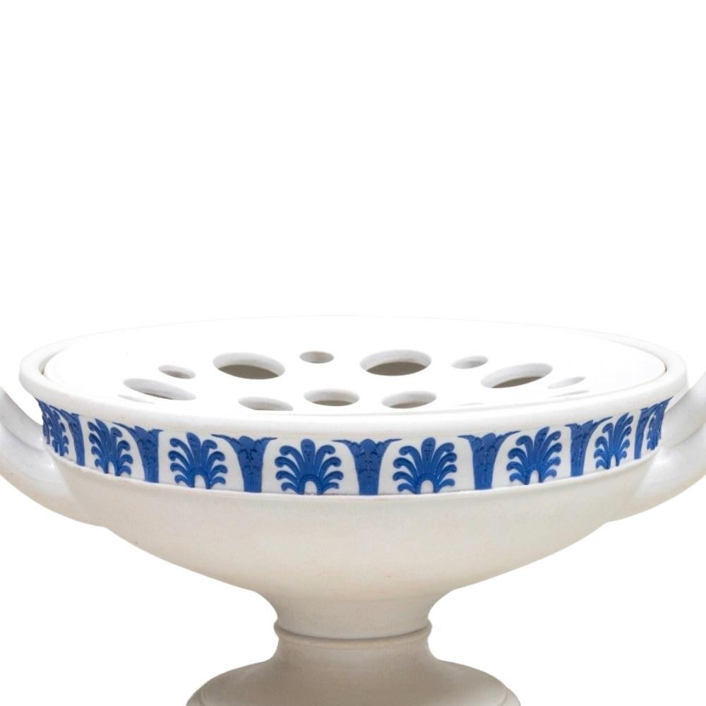 Antico vaso centrotavola a forma di ramo di Wedgwood bianco e blu in vendita 1
