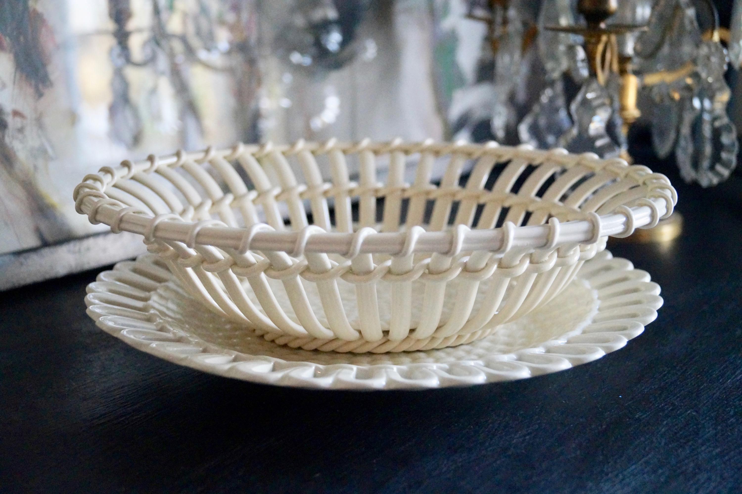 Antique Wedgwood creamware basket with under plate, England, circa 1900
Good condition

Measures: Basket 21 cm x 26 cm, height 7 cm
Under plate 23.5 cm x 26 cm
Set is basket and under plate together.