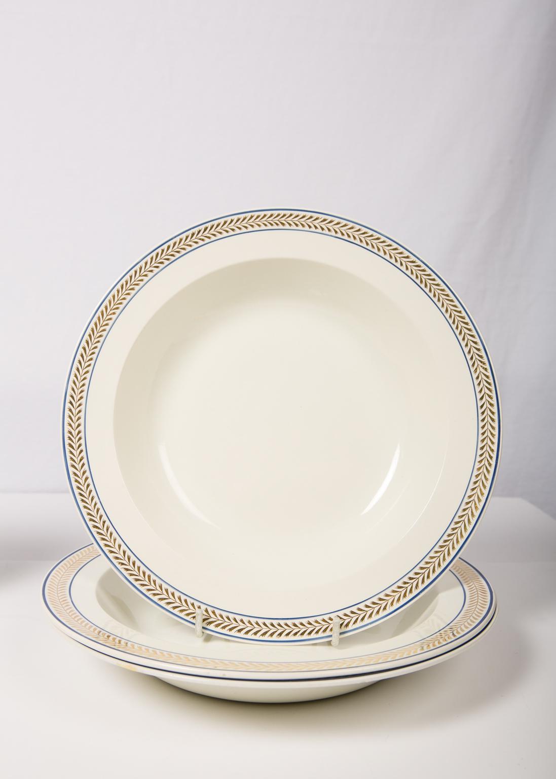 Wedgwood Antique Creamware Dinner Service with 57 Pieces England ca. 1820 8