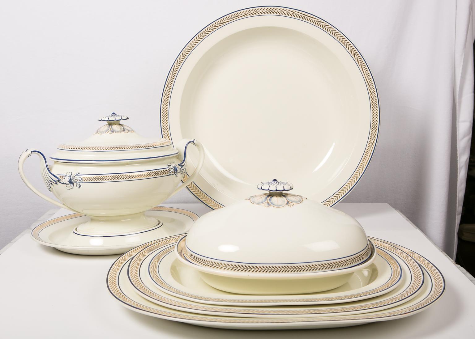 Wedgwood Antique Creamware Dinner Service with 57 Pieces England ca. 1820 3