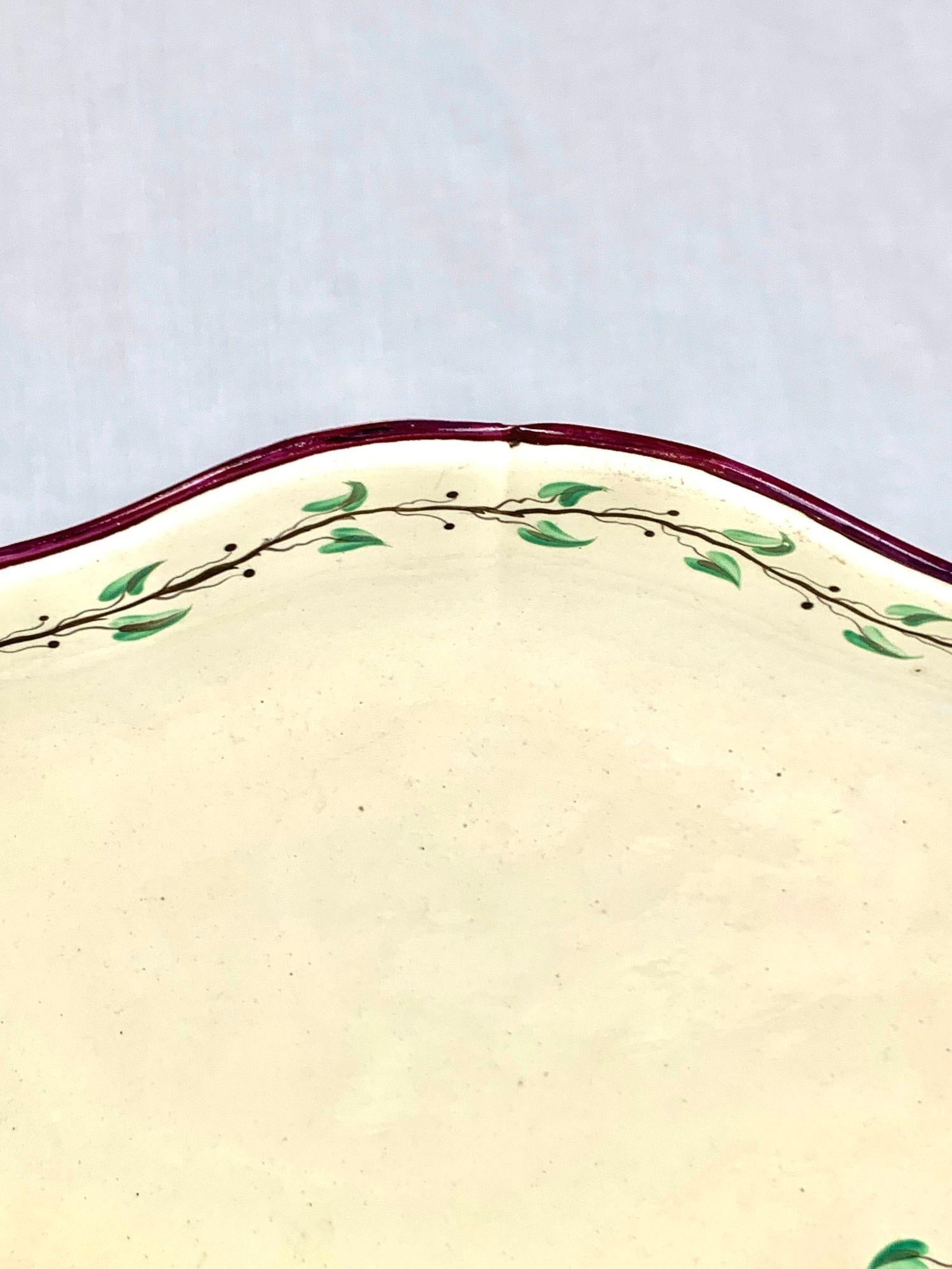 Georgiano Antico piatto in crema Wedgwood dipinto a mano, Inghilterra, circa 1780 in vendita