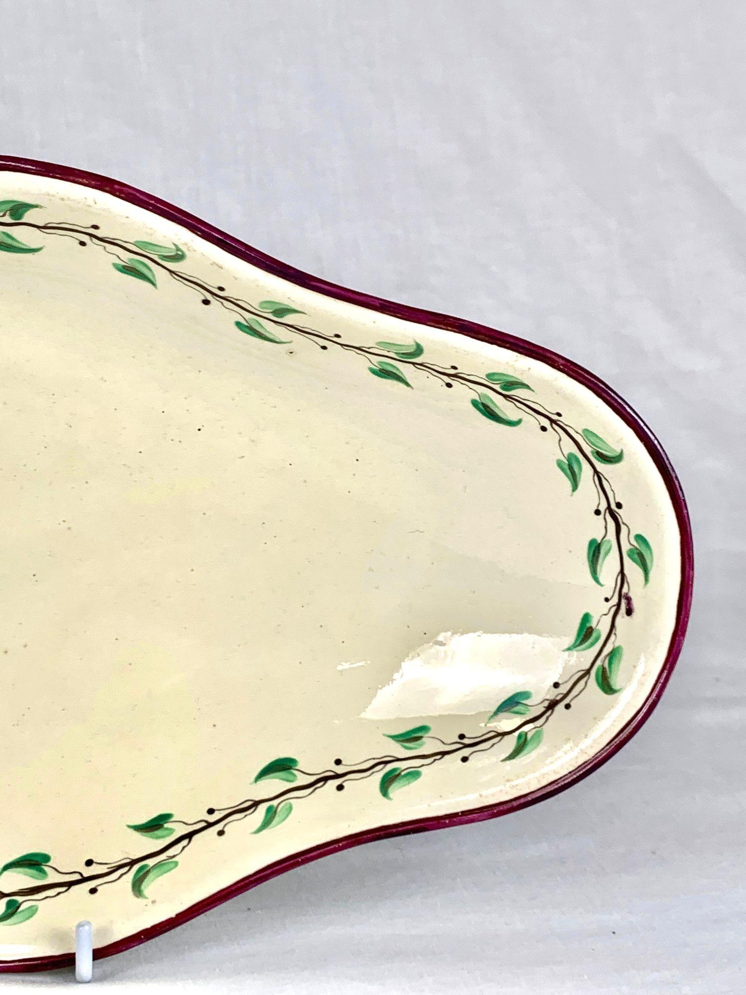 Dipinto a mano Antico piatto in crema Wedgwood dipinto a mano, Inghilterra, circa 1780 in vendita