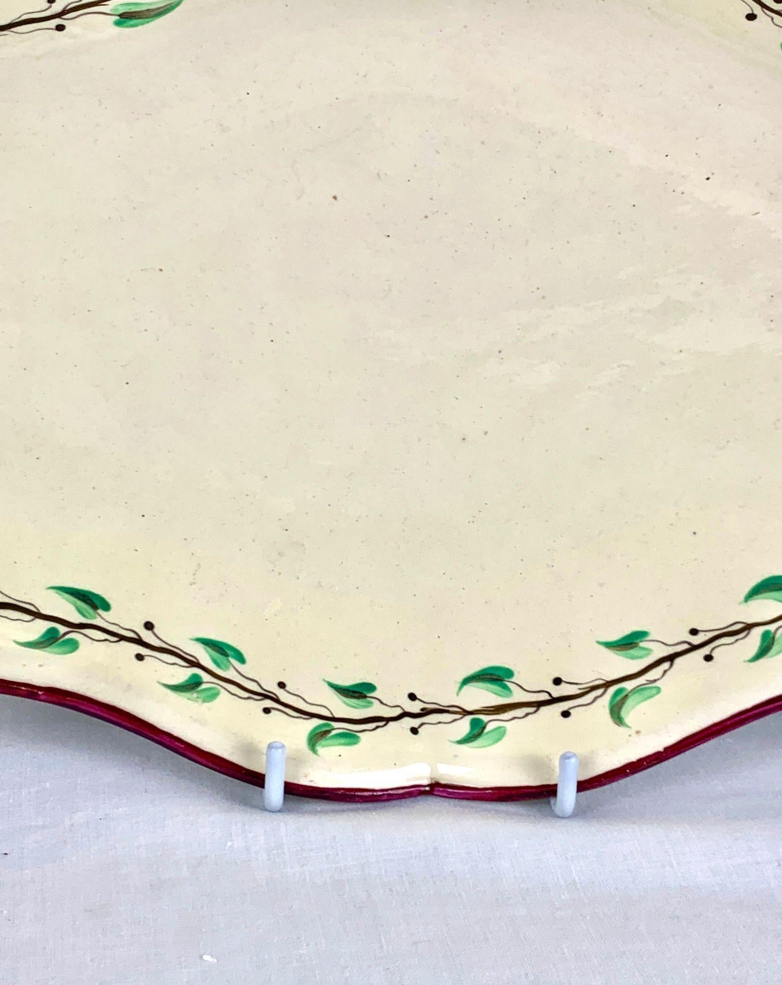 Antico piatto in crema Wedgwood dipinto a mano, Inghilterra, circa 1780 In condizioni ottime in vendita a Katonah, NY