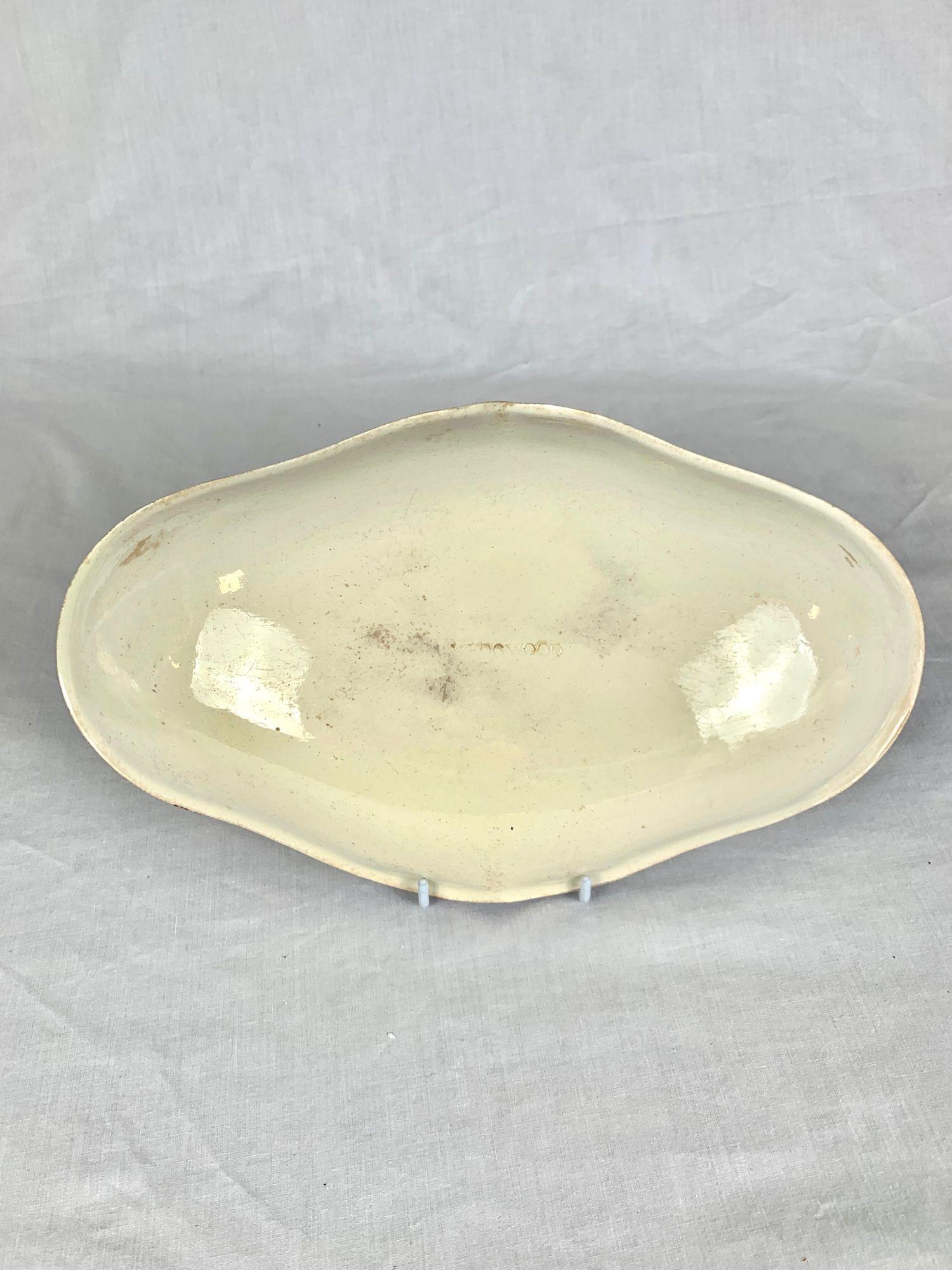 Ceramiche Wedgwood Antico piatto in crema Wedgwood dipinto a mano, Inghilterra, circa 1780 in vendita