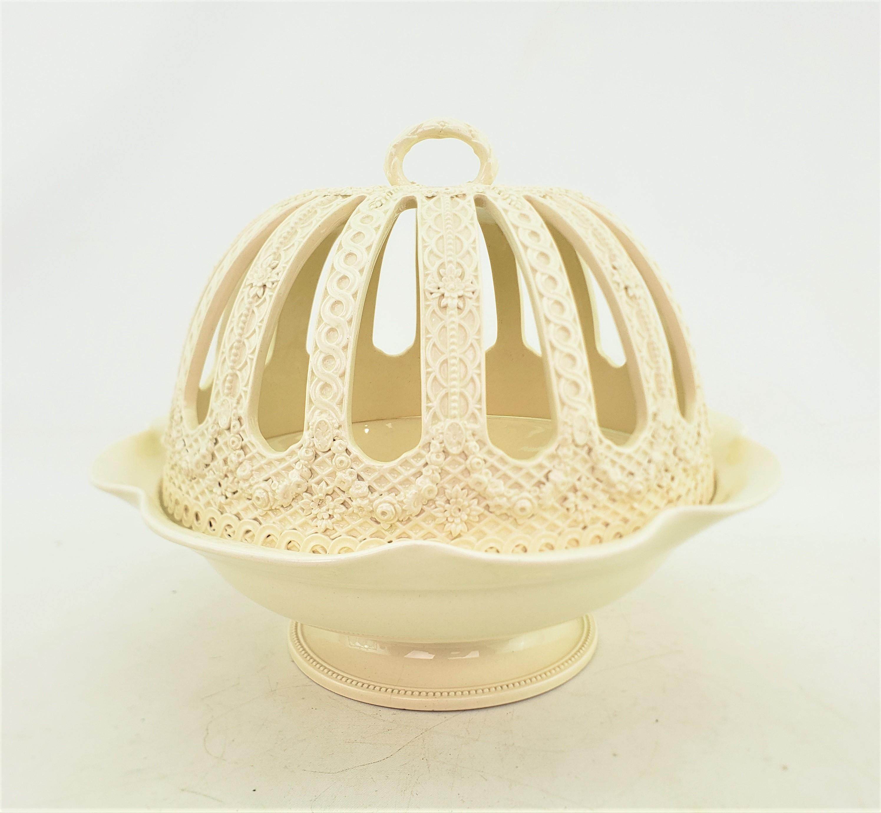 Antike Wedgwood Schale aus cremefarbenem Wedgwoodware oder Queen's Ware mit Deckel (20. Jahrhundert) im Angebot