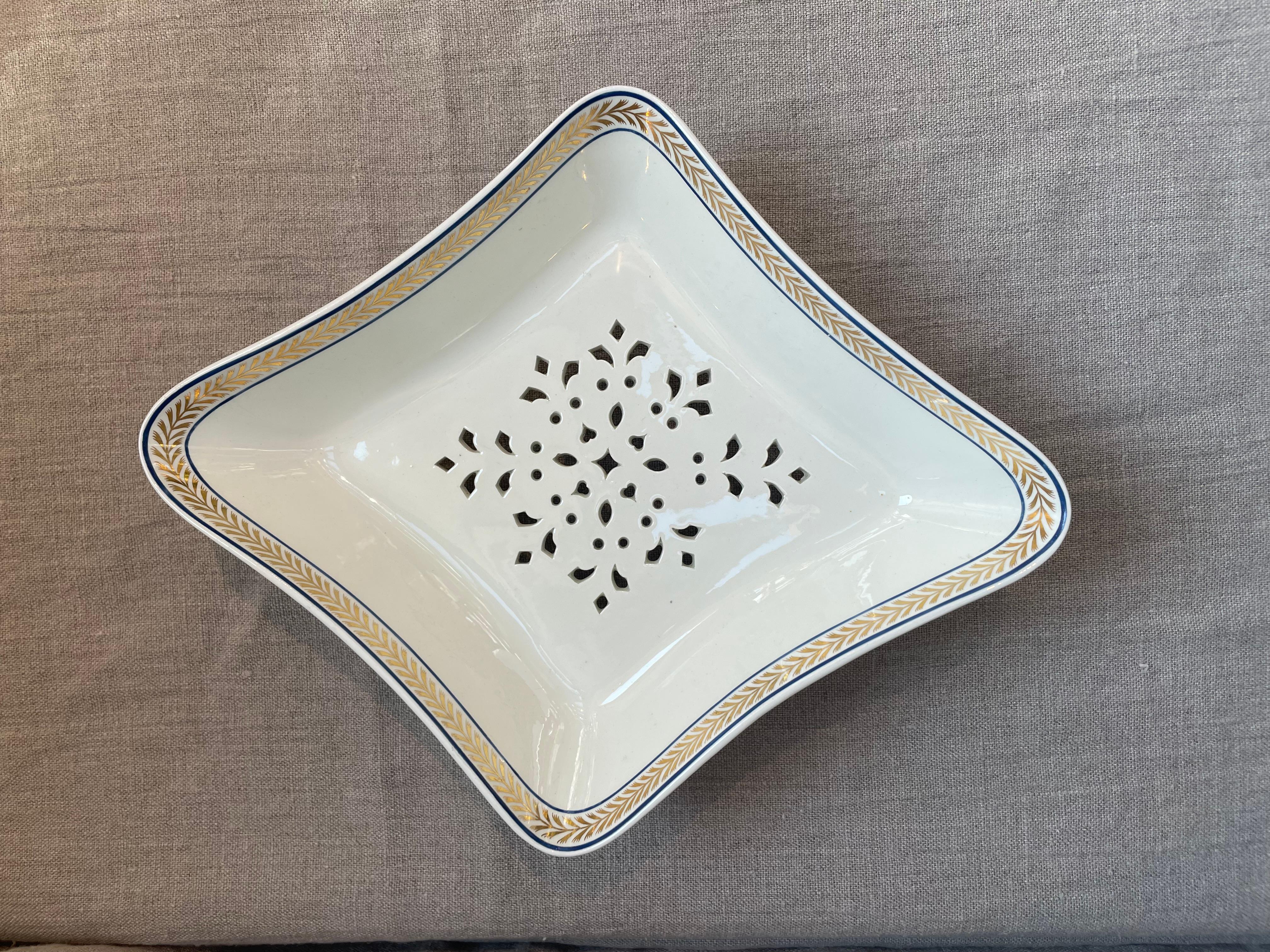 An exceptional 15-piece Wedgwood creamware serving set, dating from the late 18th to early 19th century (circa 1790–1810). This refined collection features elegant oval and round serving dishes, bowls, and platters, each delicately bordered with